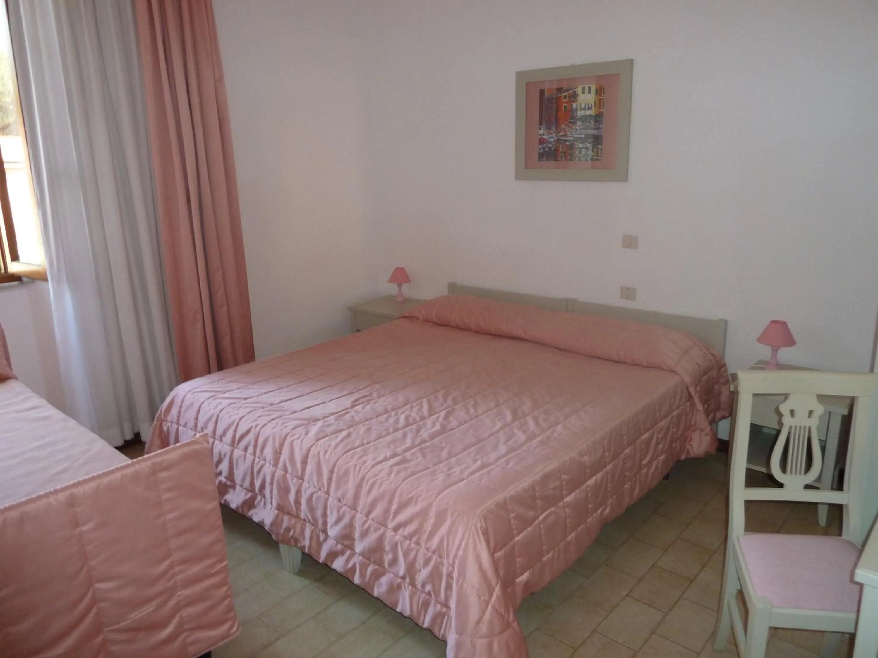 Photo of the whole room, Bed in Albergo Dei 10 Colori