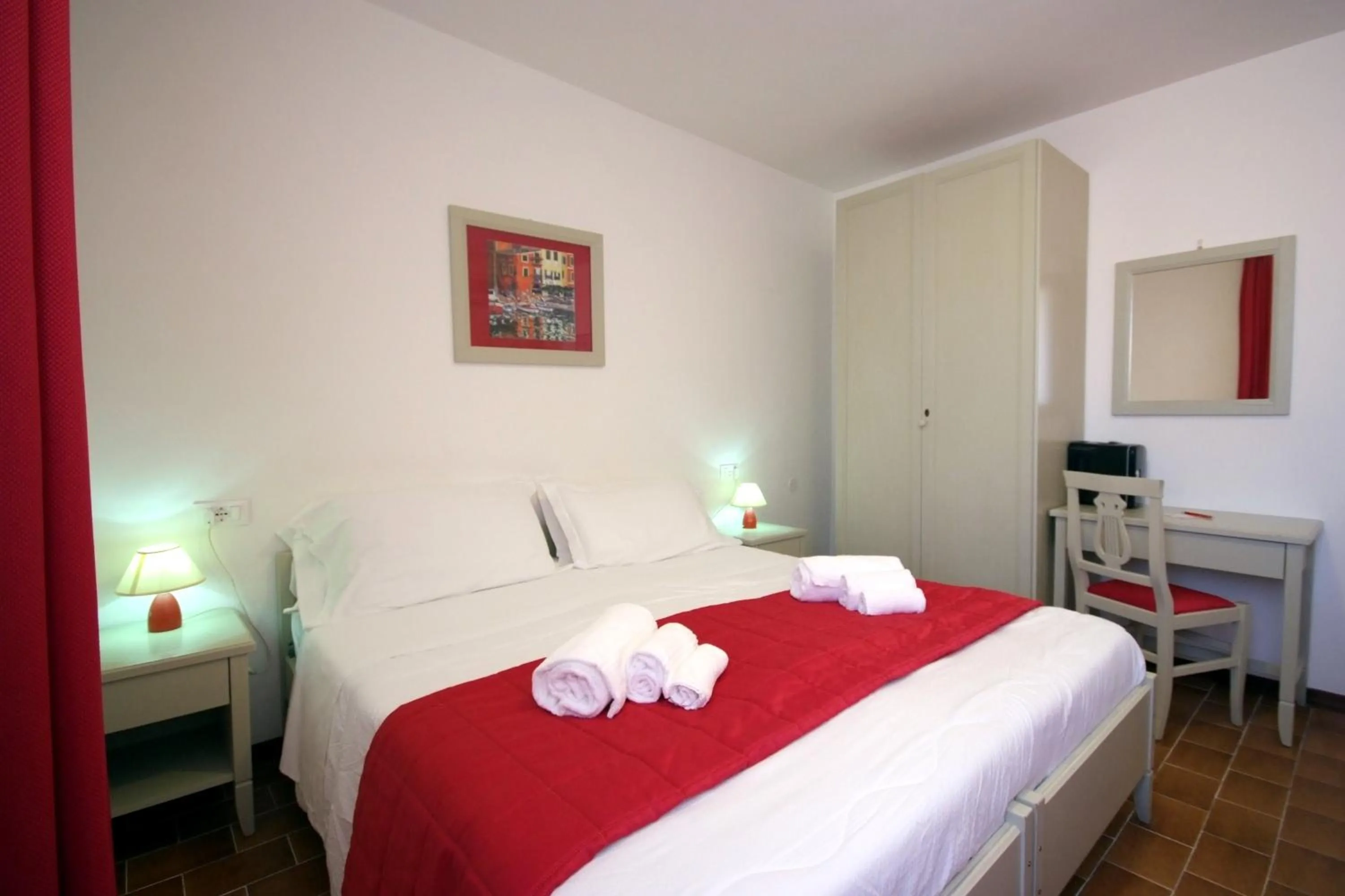 Photo of the whole room, Bed in Albergo Dei 10 Colori