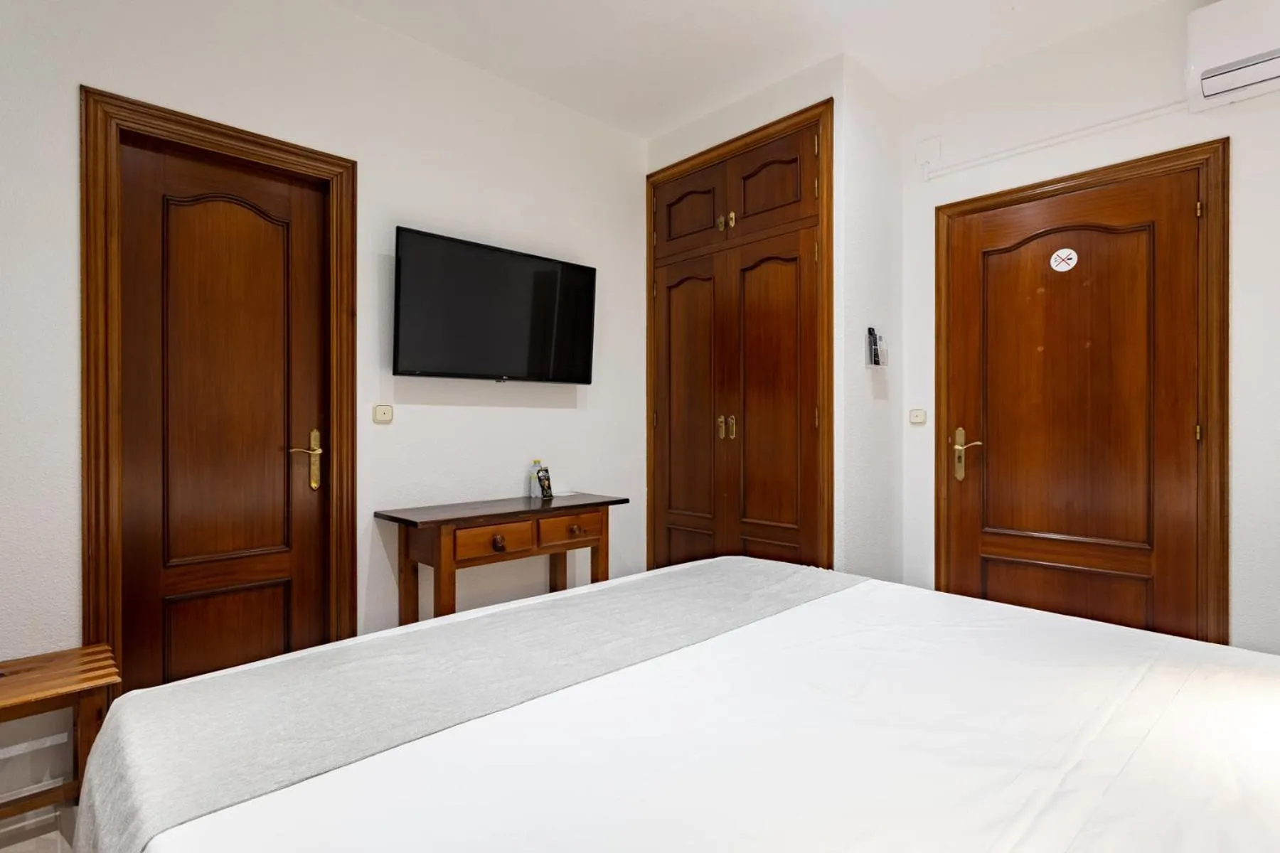 Bed in Hostal La Costa