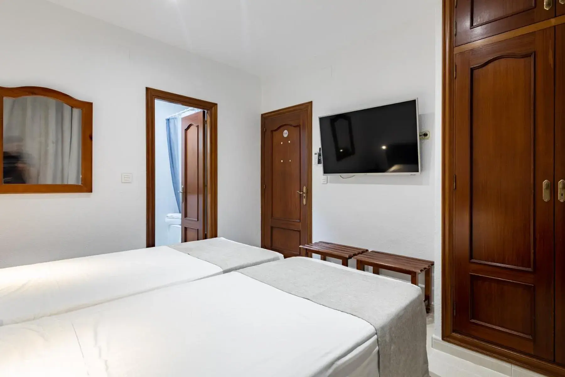 Twin Room - single occupancy in Hostal La Costa Twin Room - single occupancy in Hostal La Costa