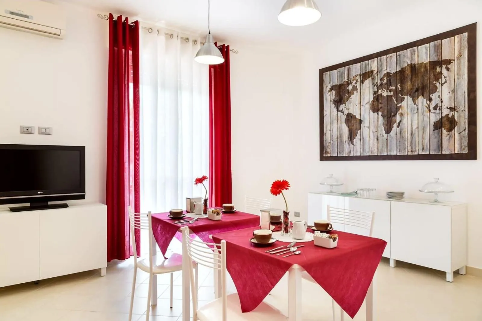 Communal lounge/ TV room in Villa Rosina