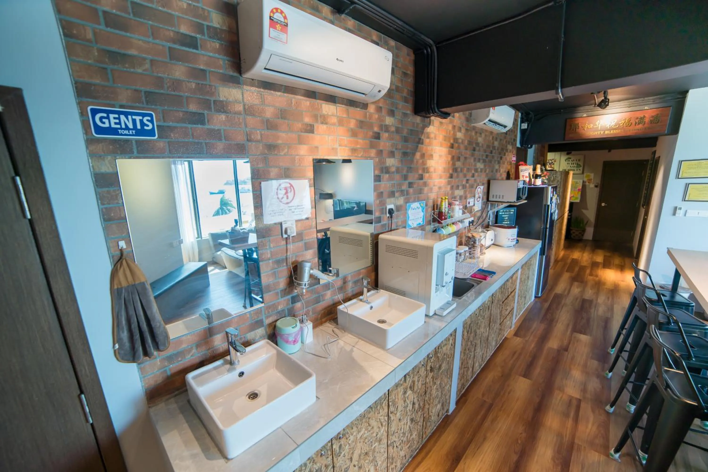 Homy Seafront Hostel