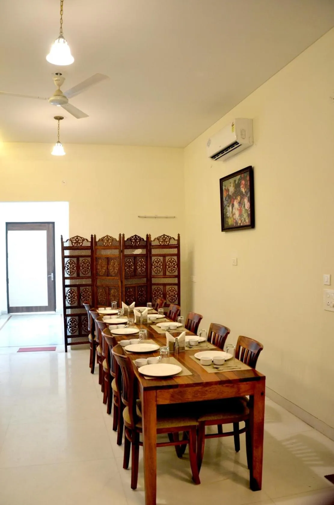 Restaurant/places to eat in Mojo M Villa -Airport Boutique Hotel