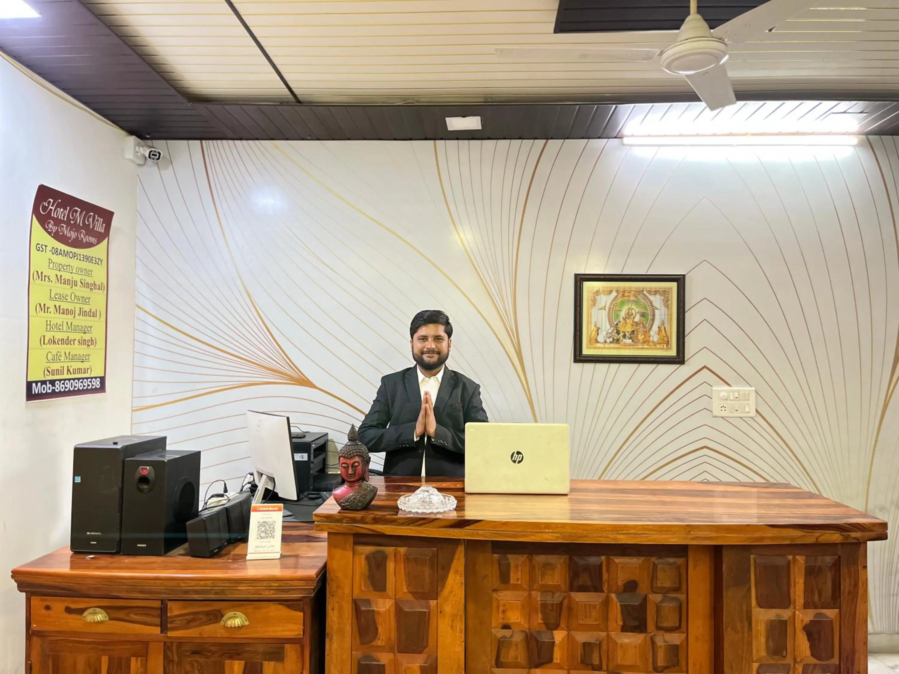 Communal lounge/ TV room in Mojo M Villa -Airport Boutique Hotel