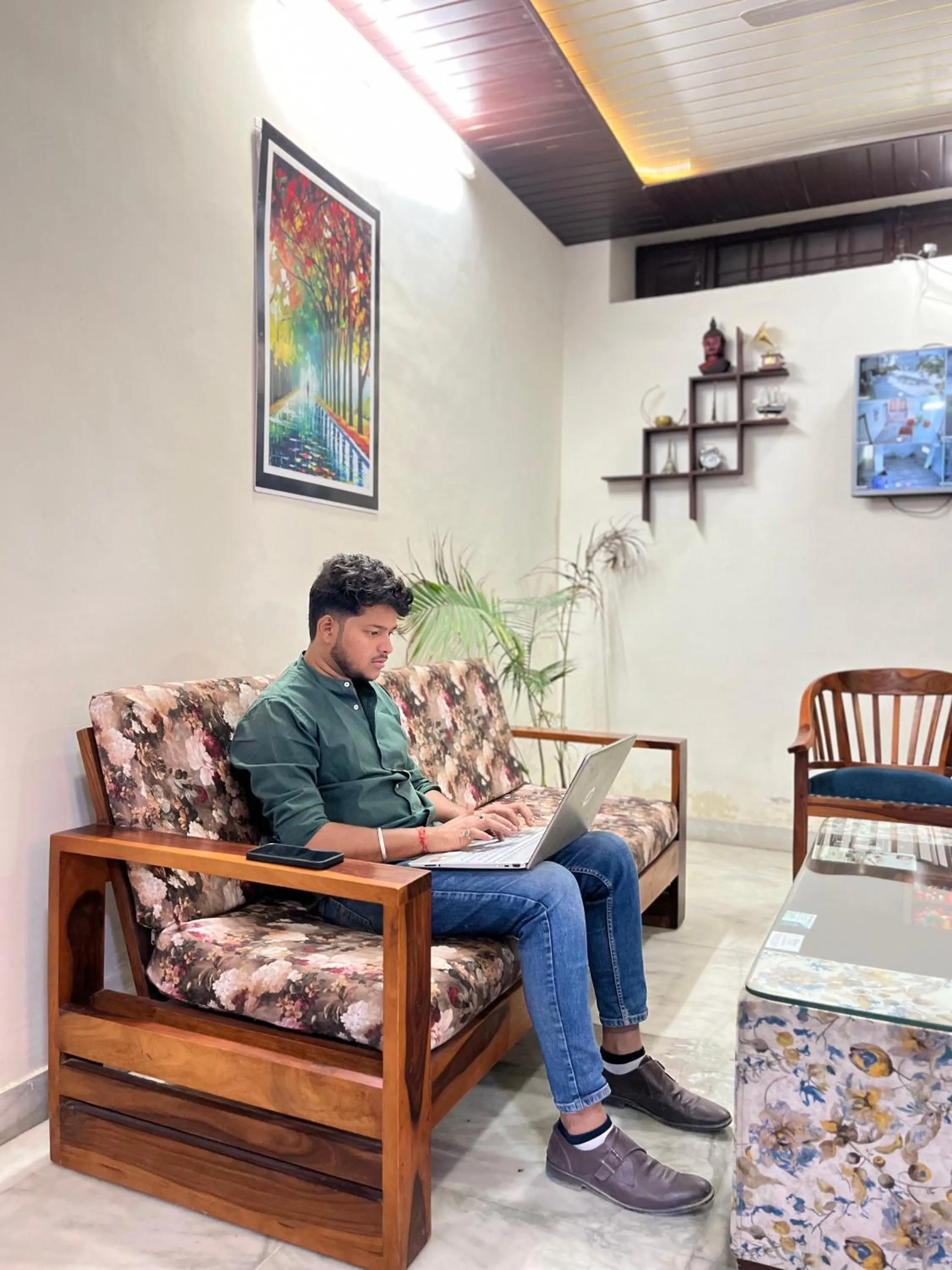 Communal lounge/ TV room in Mojo M Villa -Airport Boutique Hotel