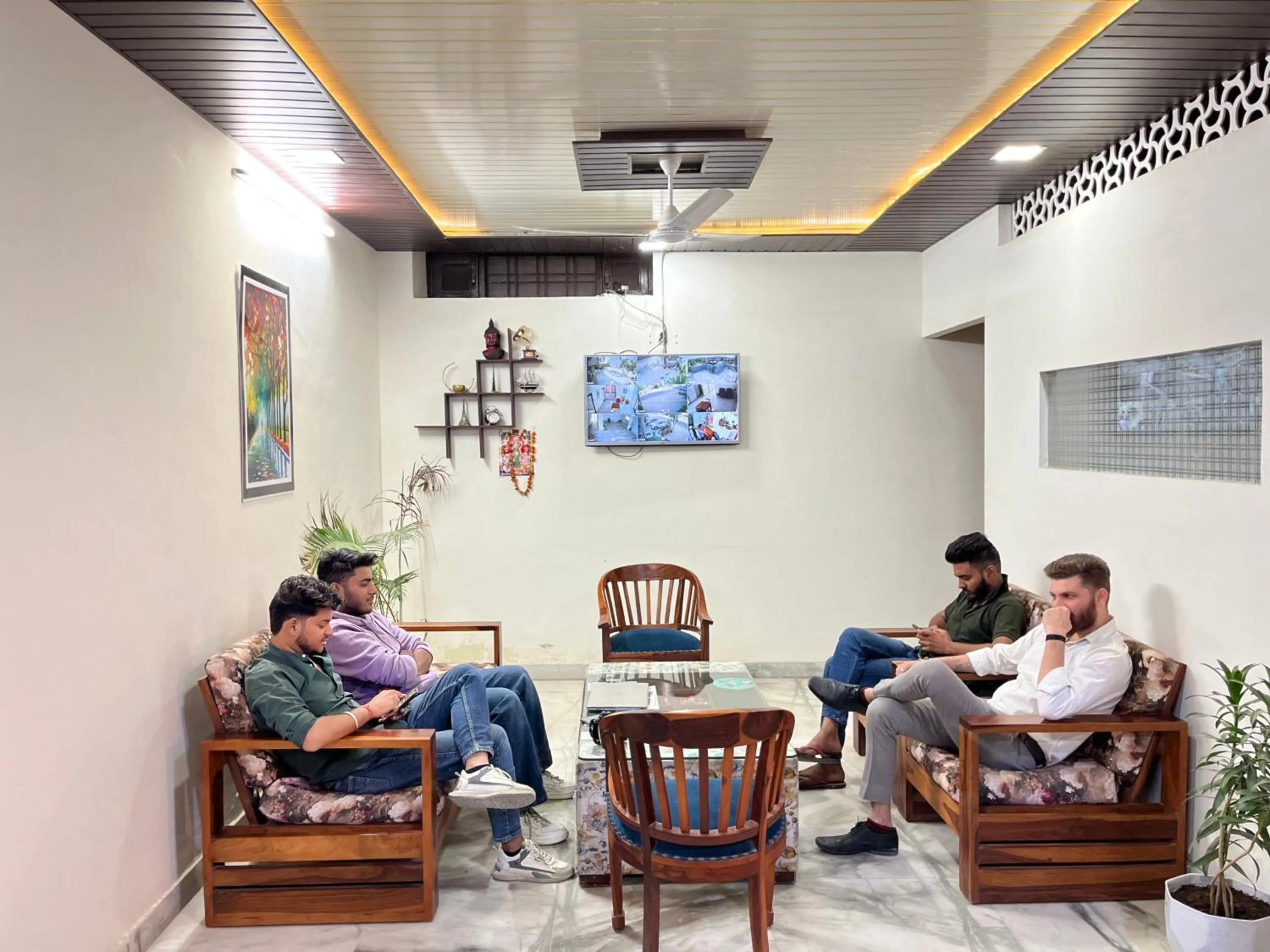 Communal lounge/ TV room in Mojo M Villa -Airport Boutique Hotel