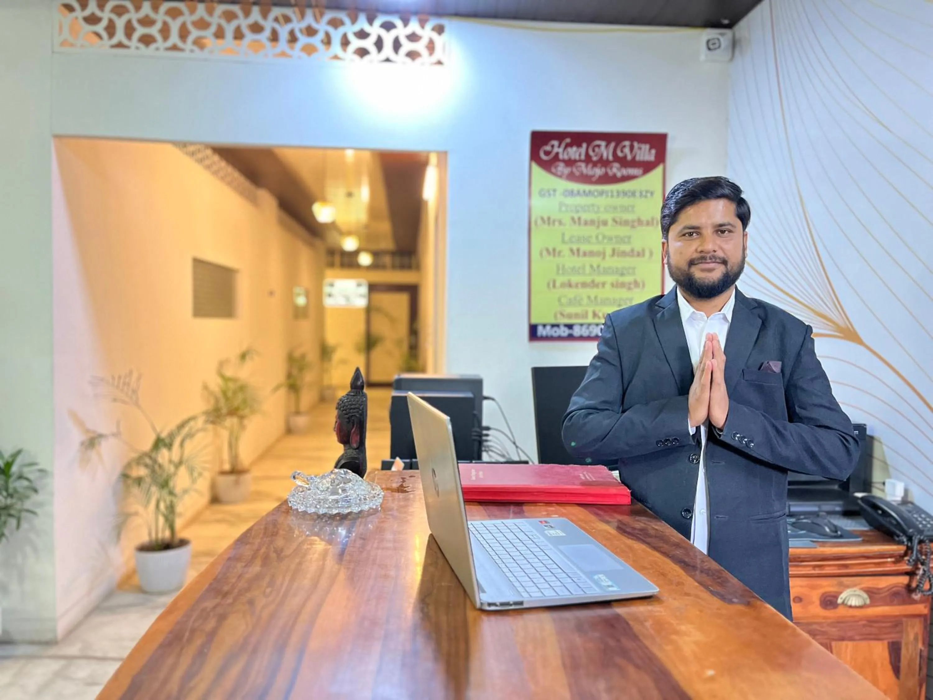 Communal lounge/ TV room in Mojo M Villa -Airport Boutique Hotel