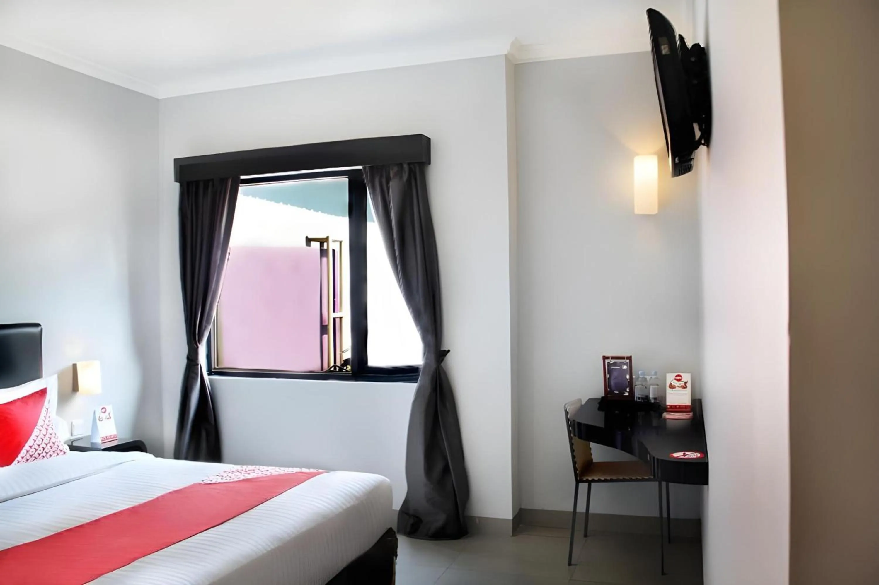 Communal lounge/ TV room in Collection O Manggis Inn