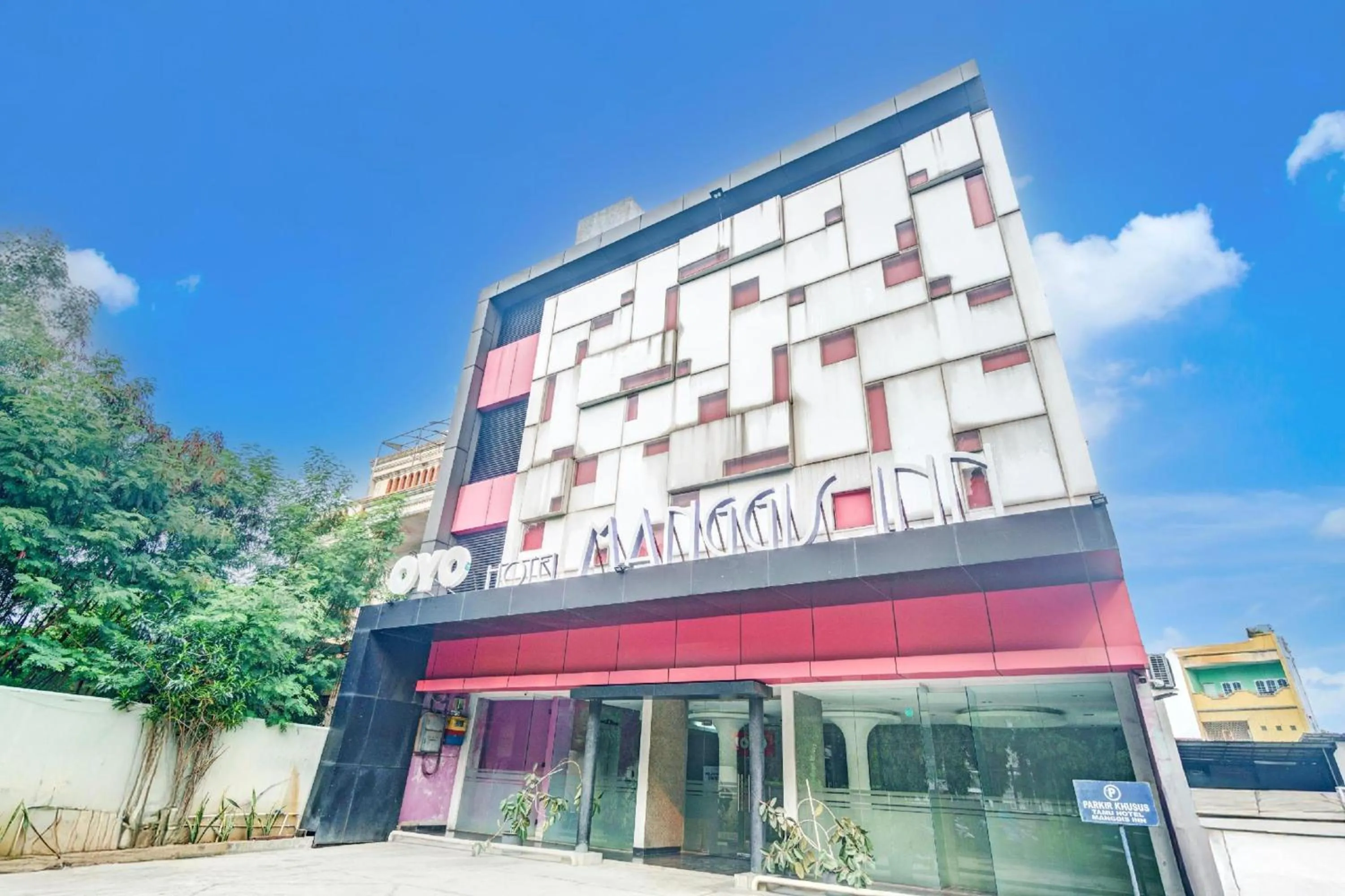 Facade/entrance in Collection O Manggis Inn