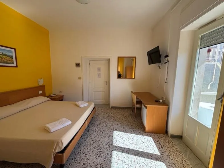 Photo of the whole room, Bed in Delfino