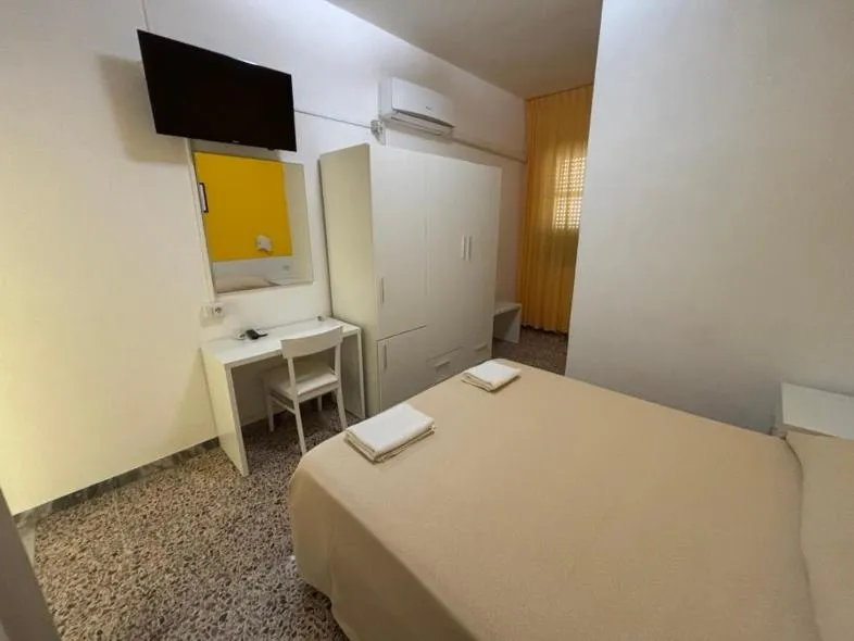 Photo of the whole room, Bed in Delfino