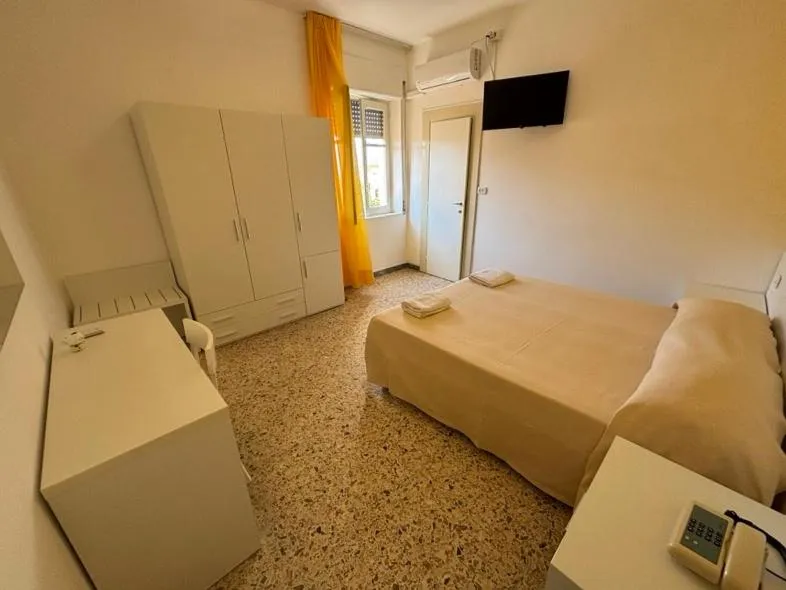 Photo of the whole room, Bed in Delfino