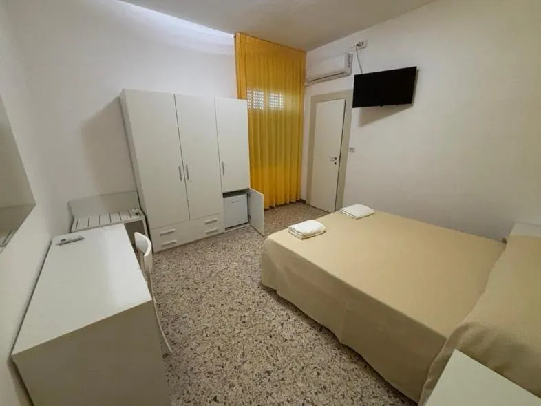 Photo of the whole room, Bed in Delfino