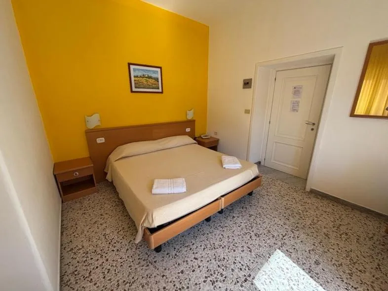 Photo of the whole room, Bed in Delfino