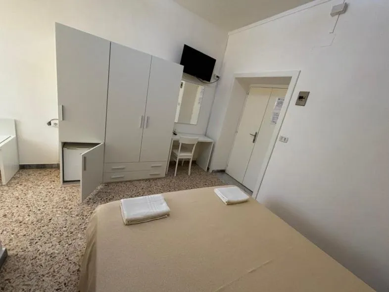 Photo of the whole room, Bed in Delfino