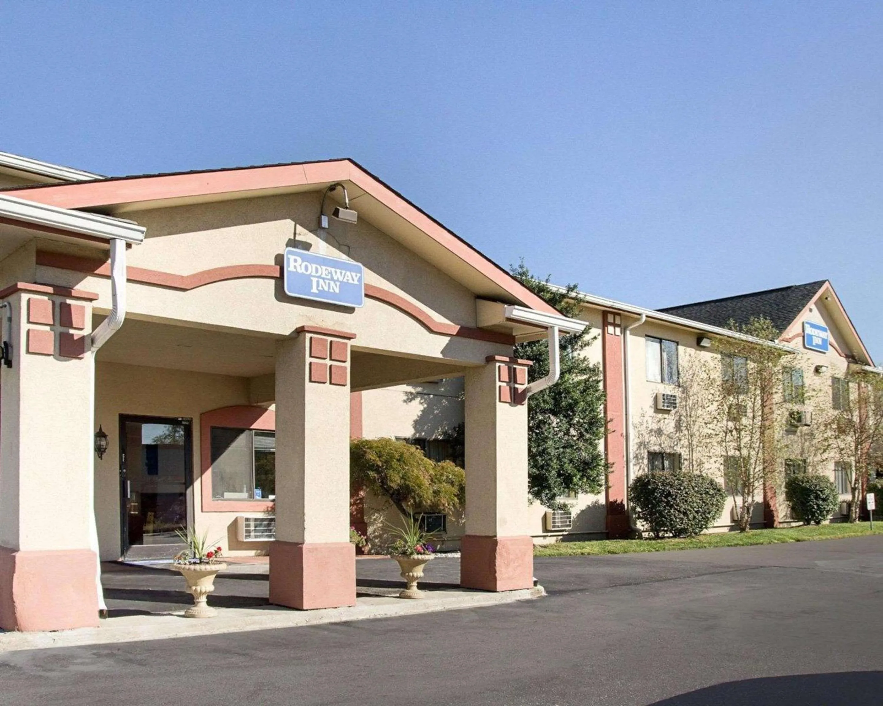 Property building in Rodeway Inn Florence - Cincinnati South