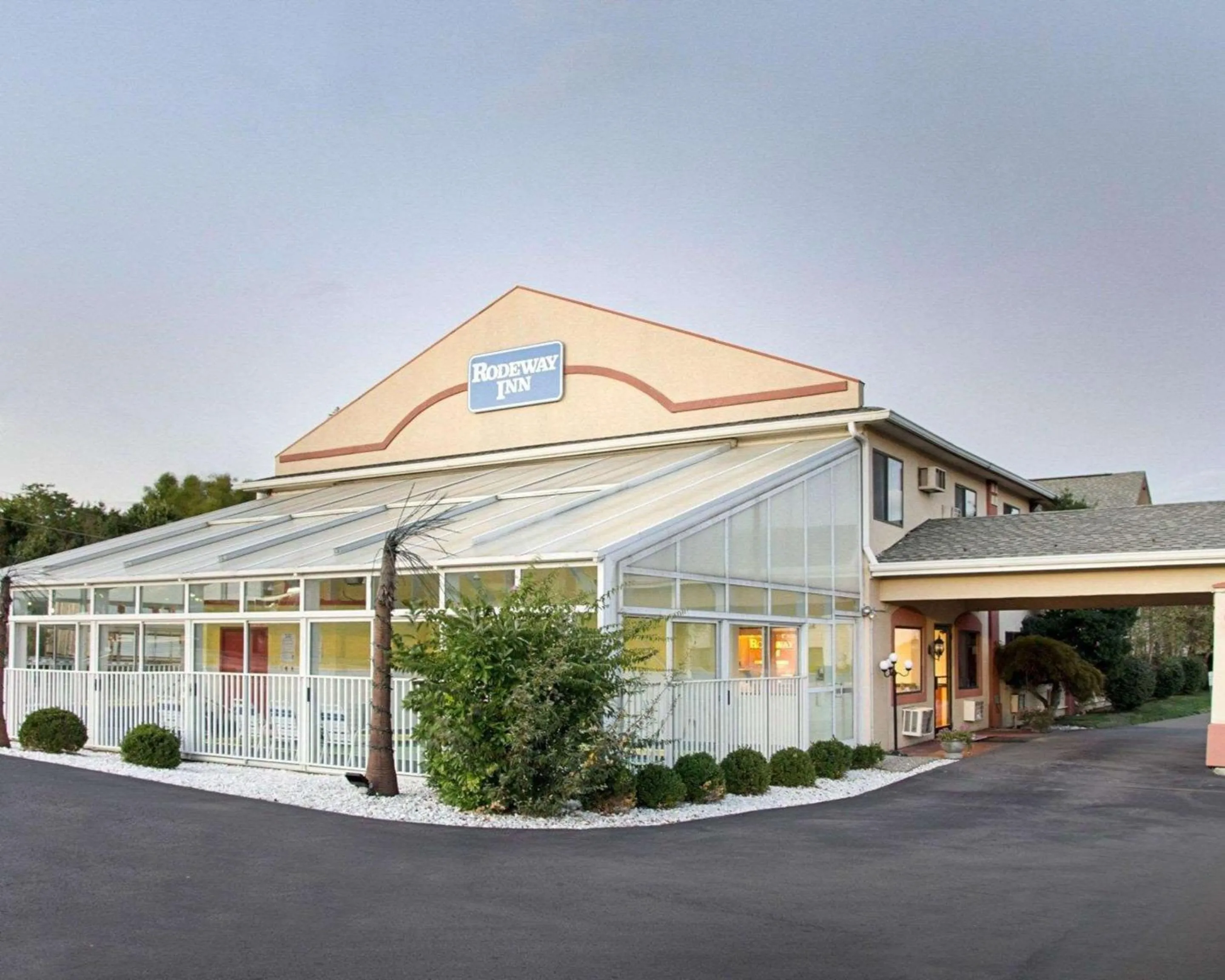 Property building in Rodeway Inn Florence - Cincinnati South
