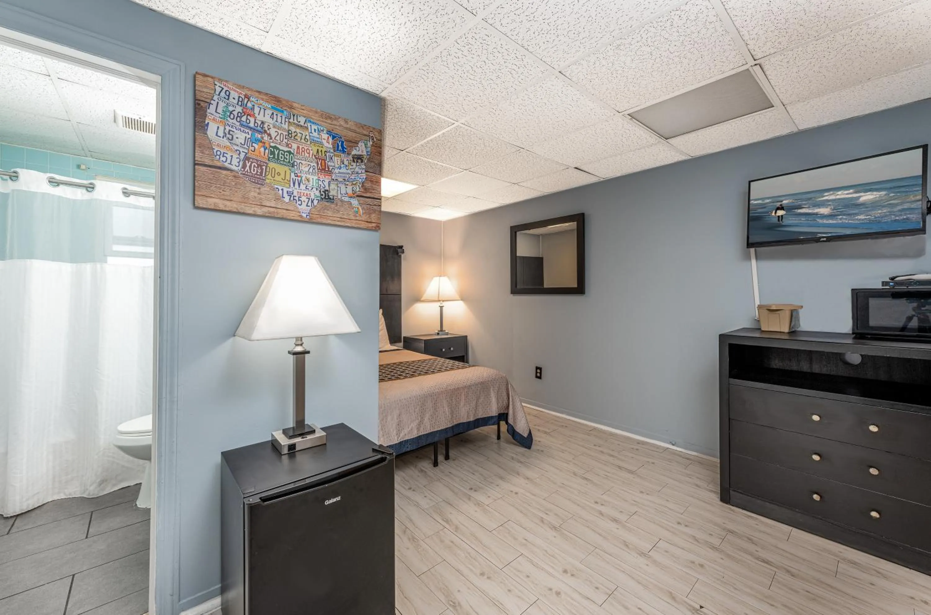 TV and multimedia in Hammock Inn & Suites North Beach Hotel