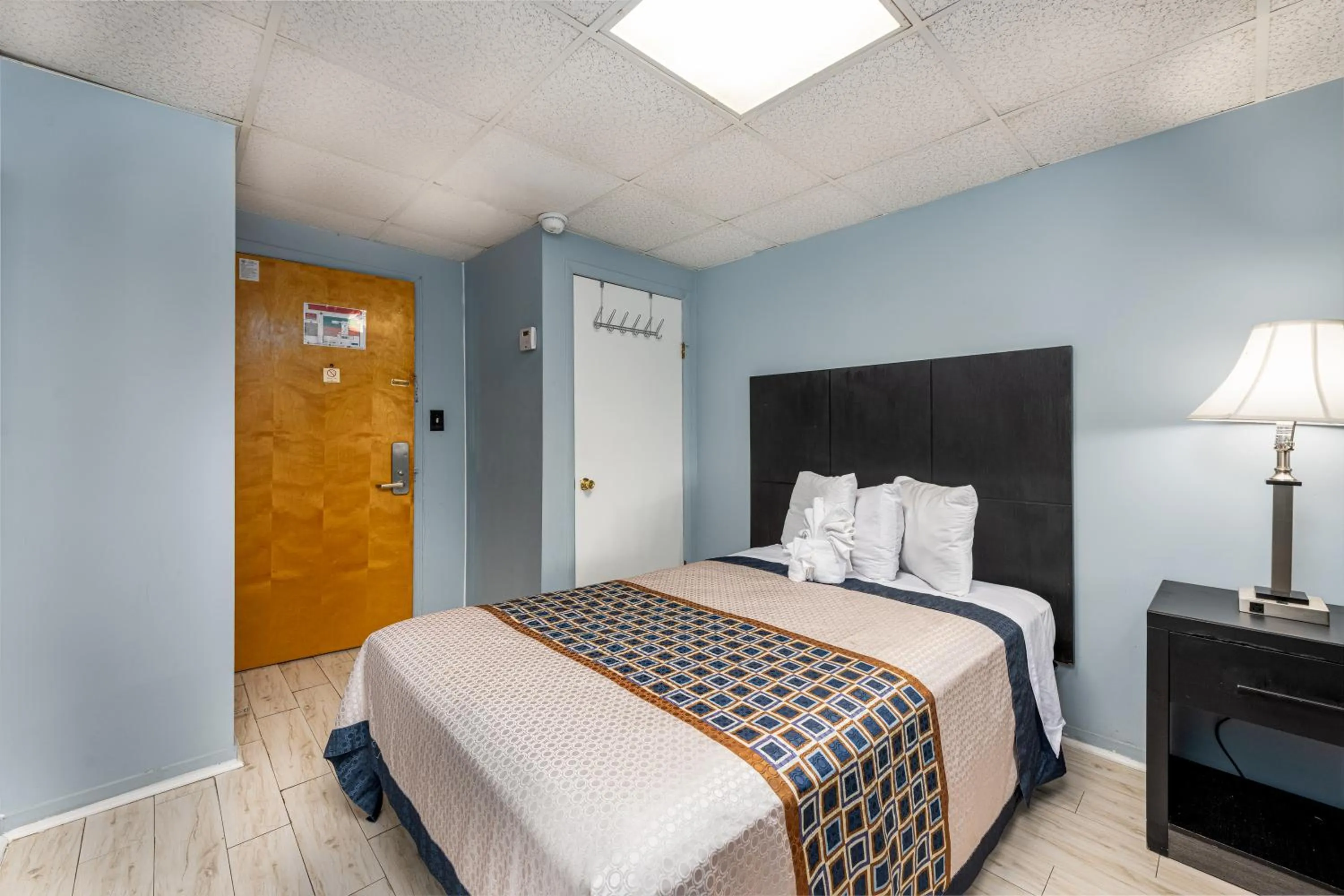 Bedroom in Hammock Inn & Suites North Beach Hotel