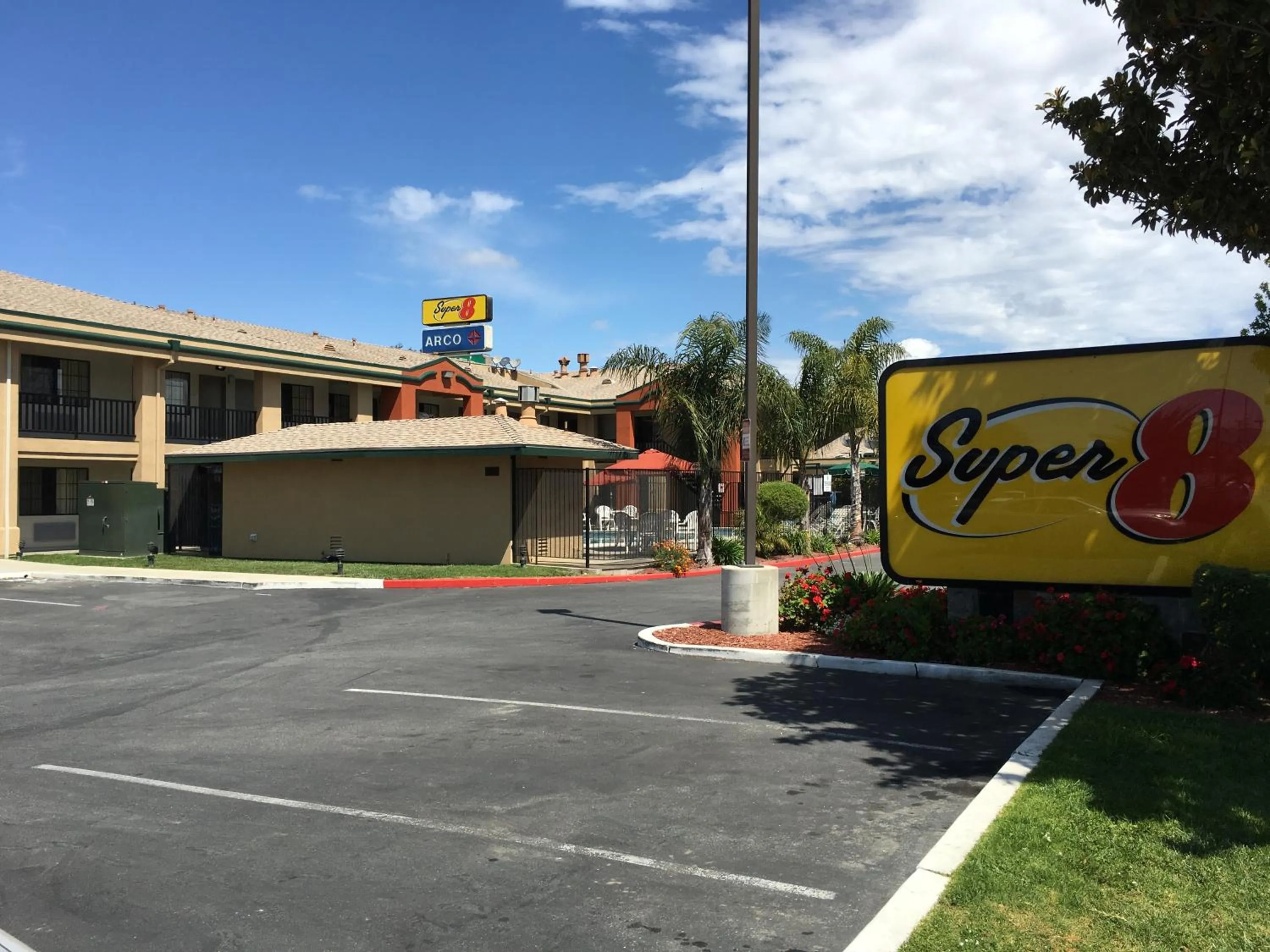 Facade/entrance in Super 8 by Wyndham Salinas