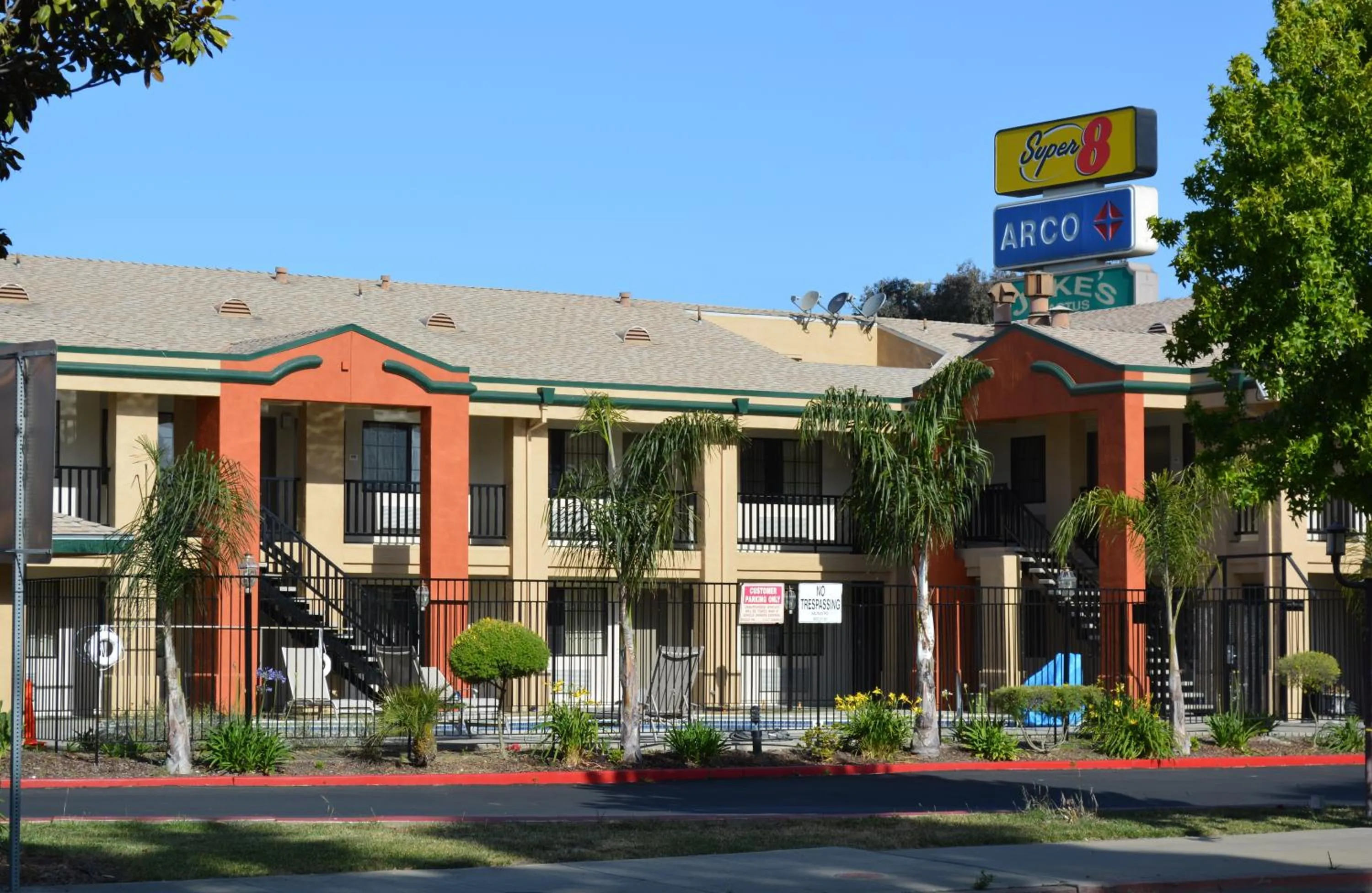 Facade/entrance in Super 8 by Wyndham Salinas