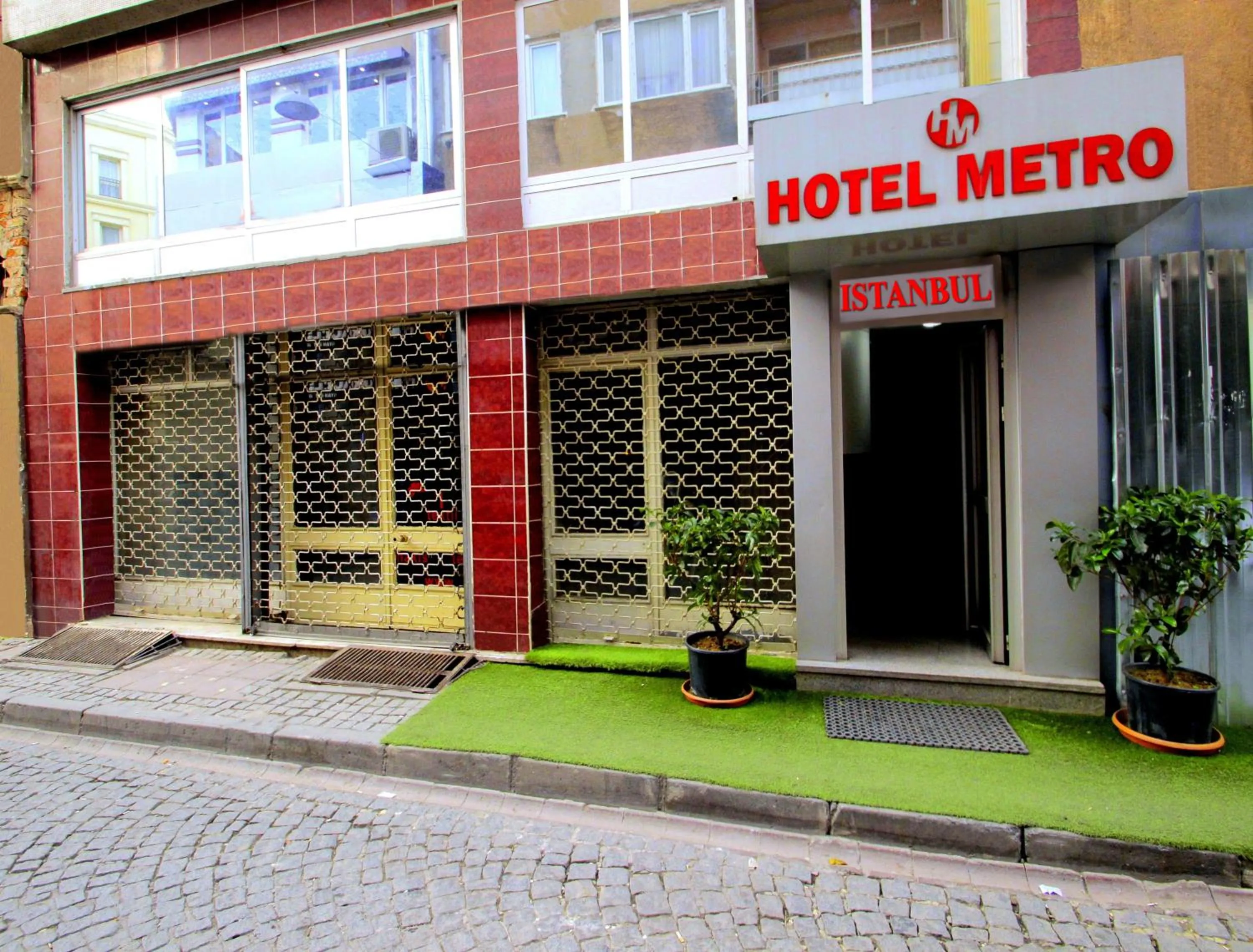 Facade/entrance in Istanbul Metro Hotel