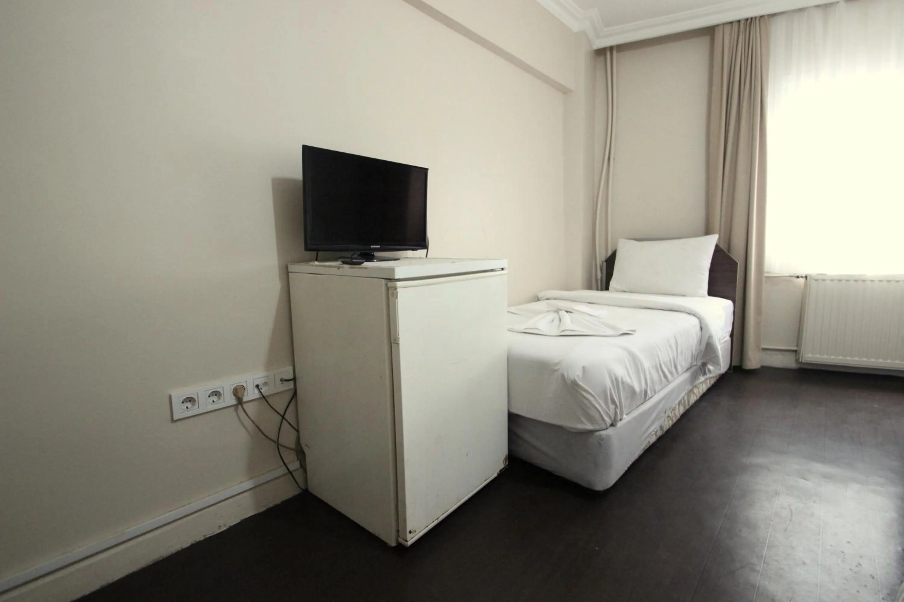 Photo of the whole room, Bed in Istanbul Metro Hotel