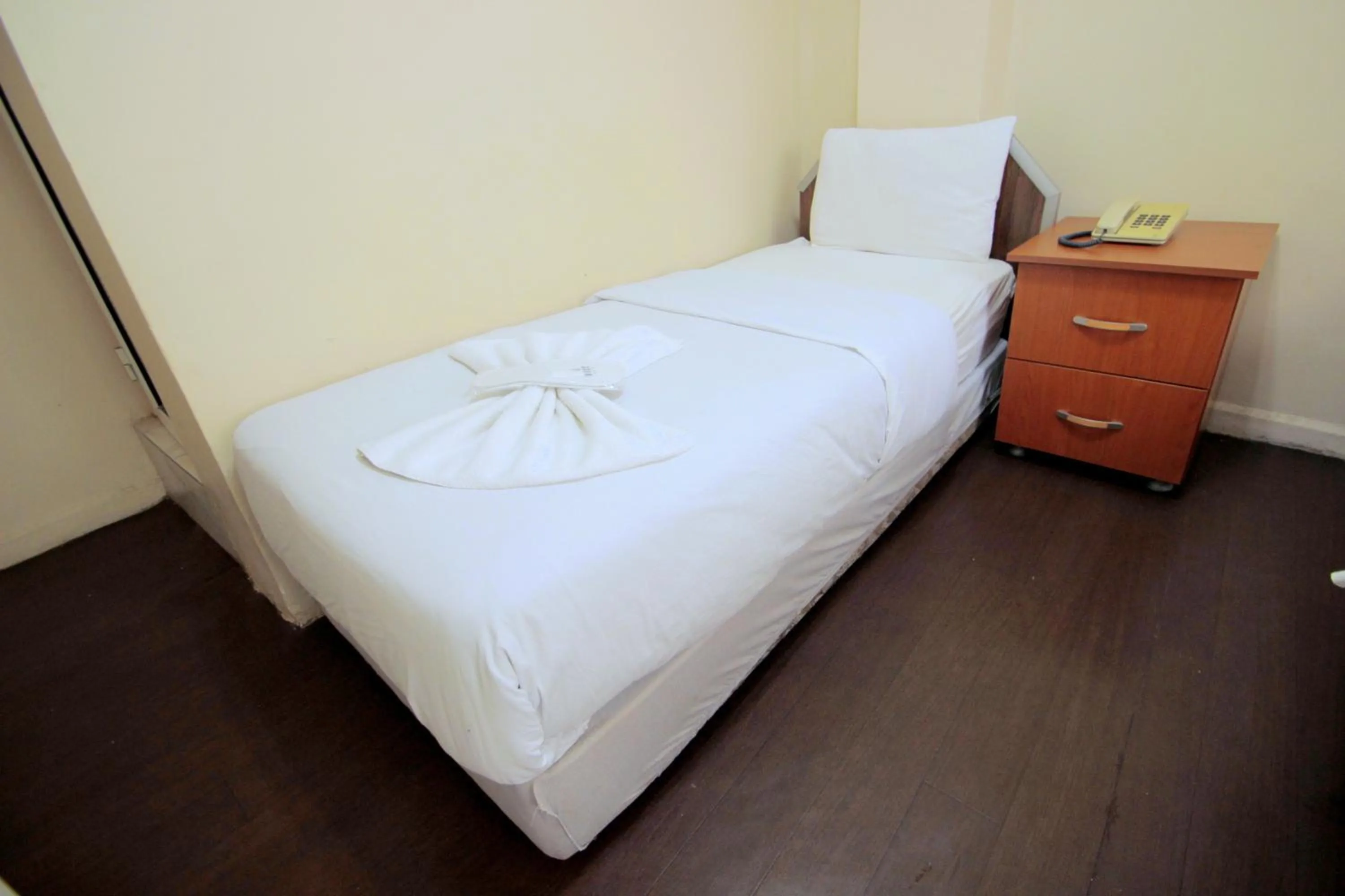 Photo of the whole room, Bed in Istanbul Metro Hotel