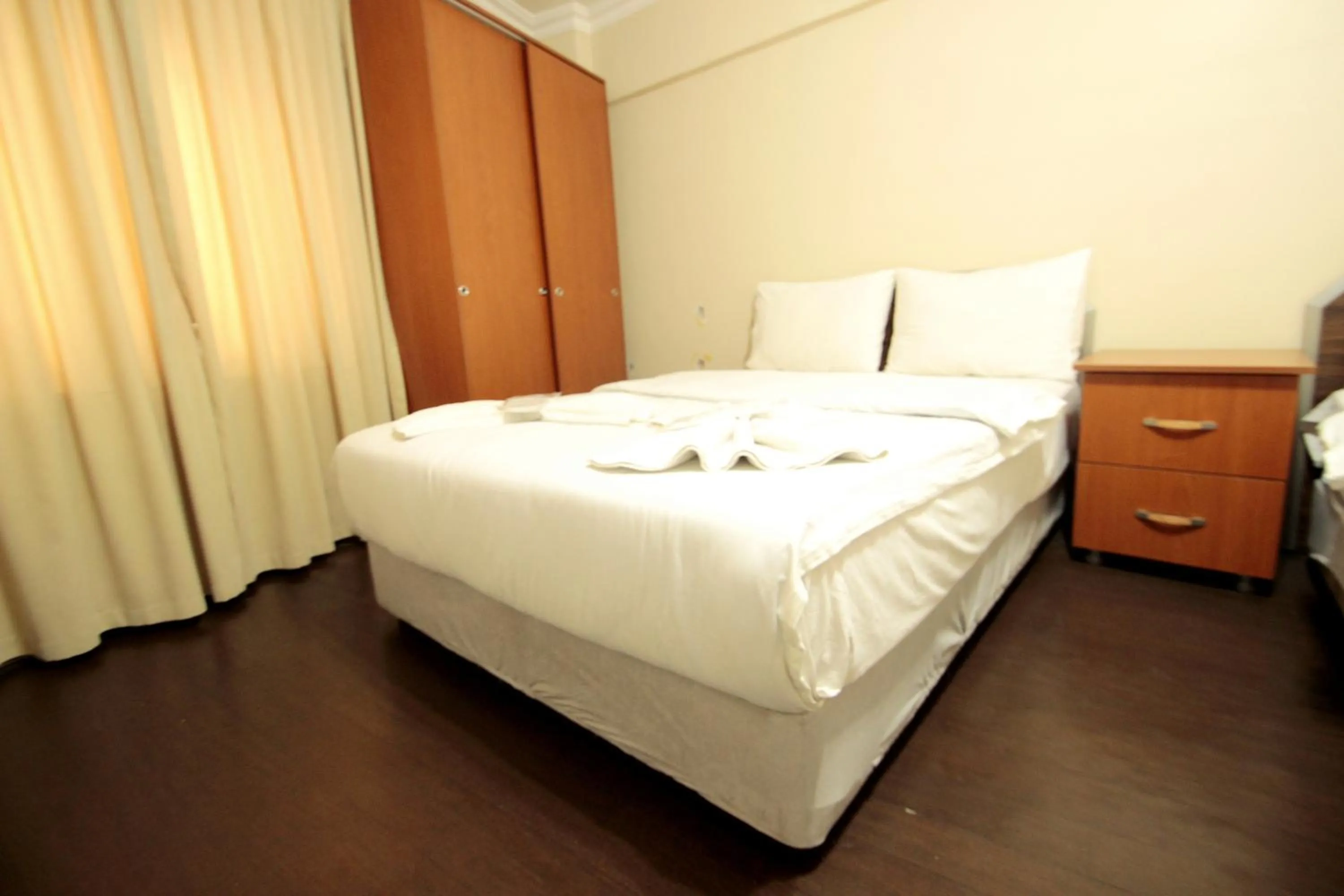 Photo of the whole room, Bed in Istanbul Metro Hotel