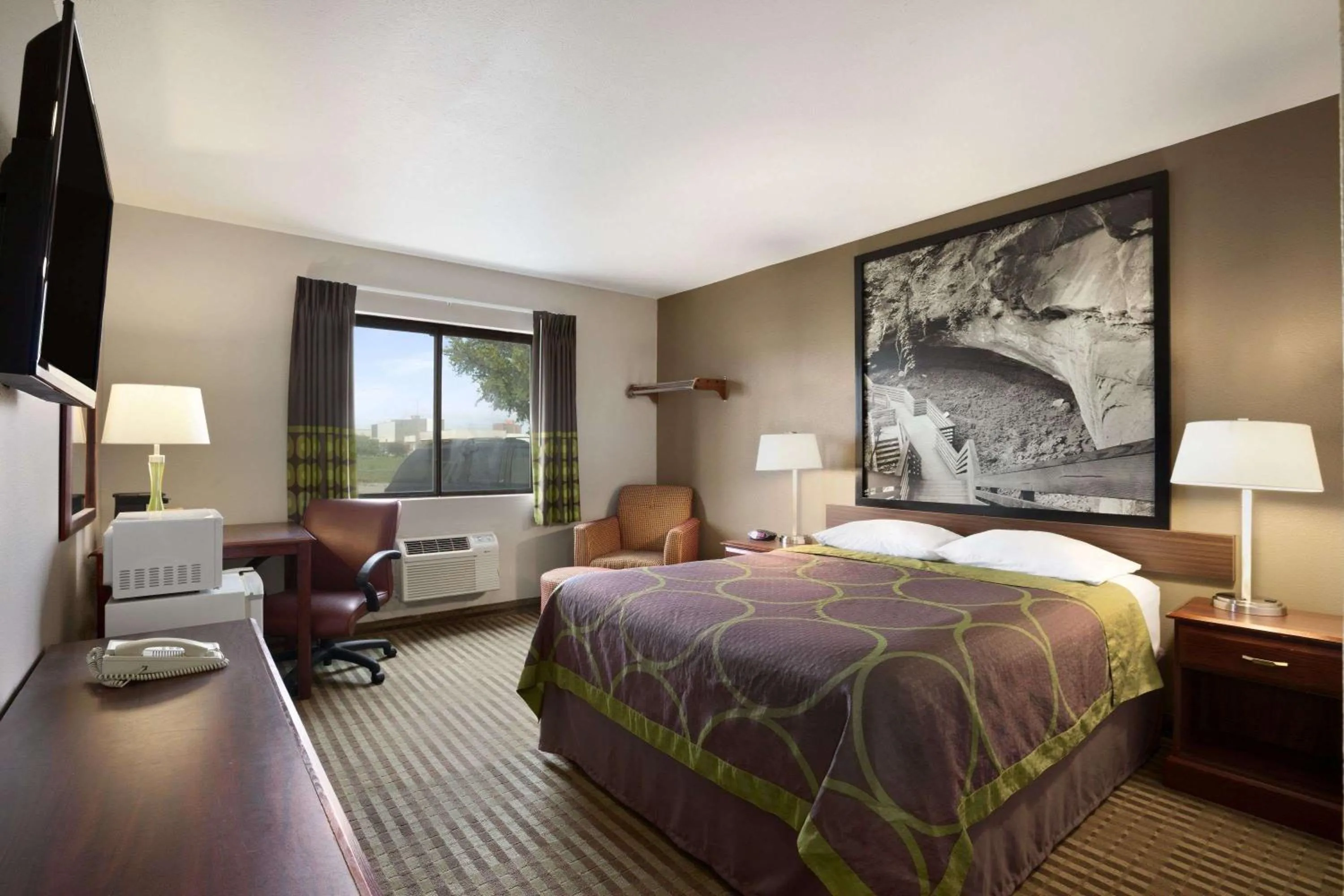 Photo of the whole room, Bed in Super 8 by Wyndham Fremont NE