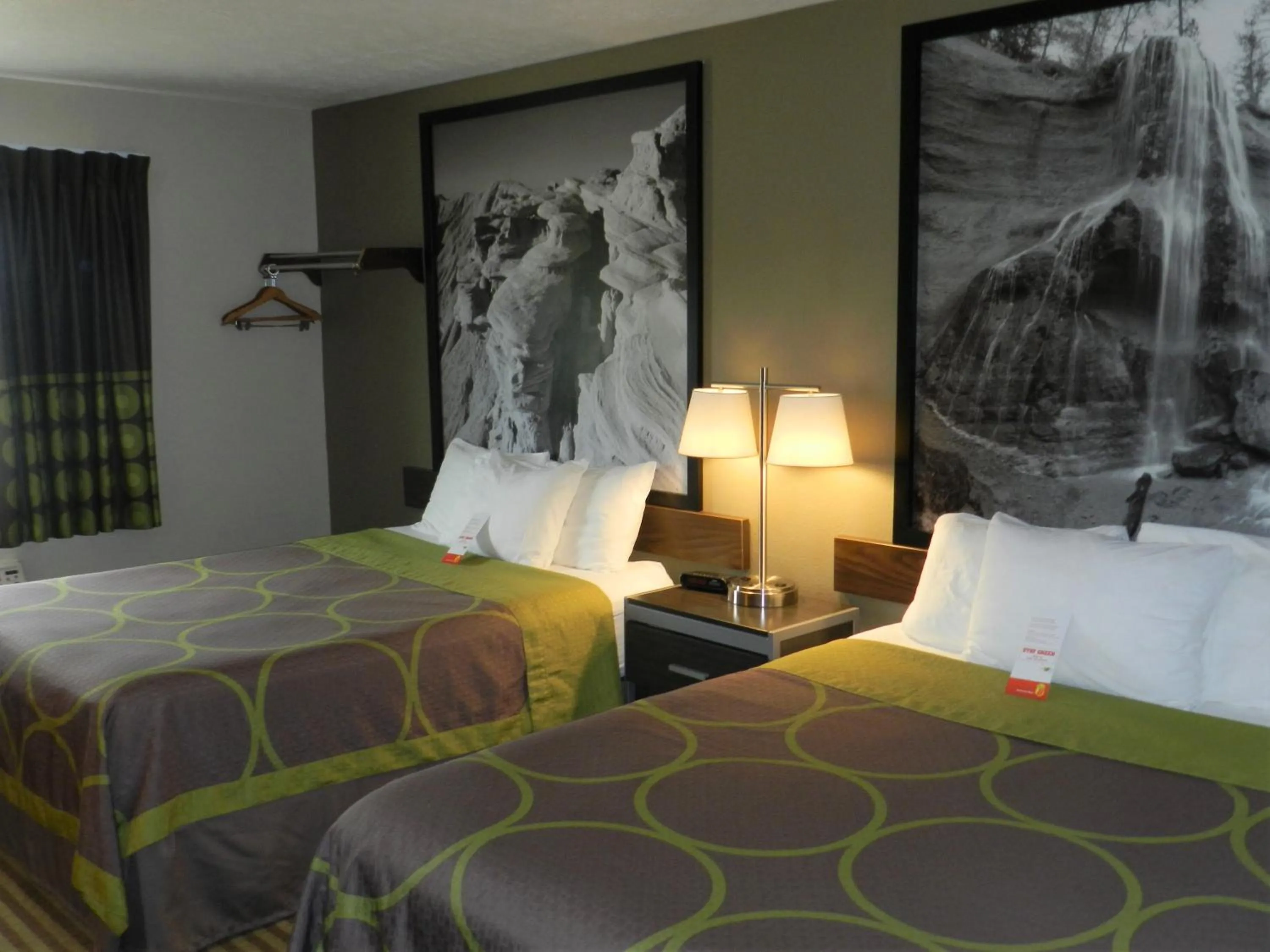 Photo of the whole room, Bed in Super 8 by Wyndham Fremont NE