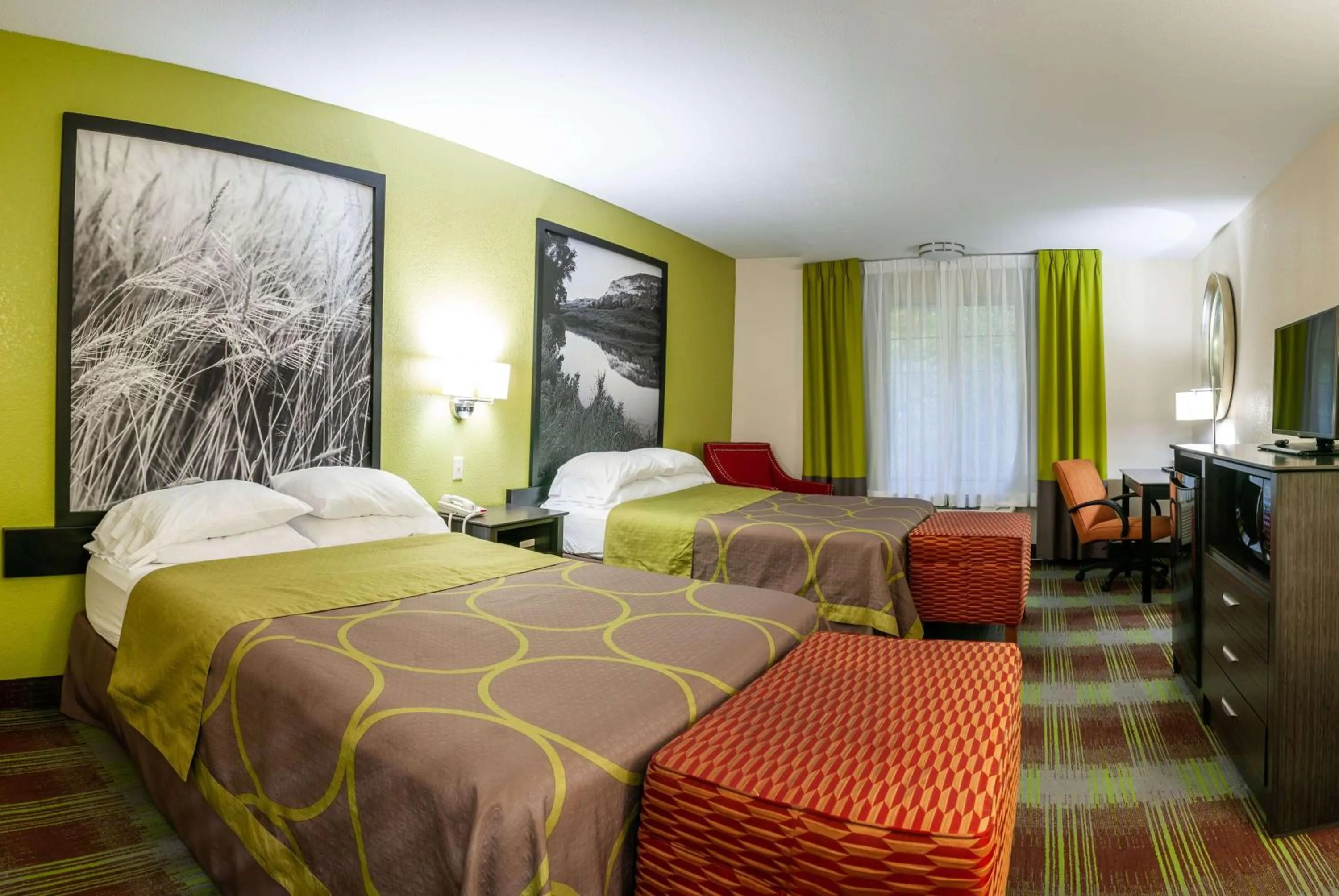 Photo of the whole room, Bed in Super 8 by Wyndham Arkansas City KS