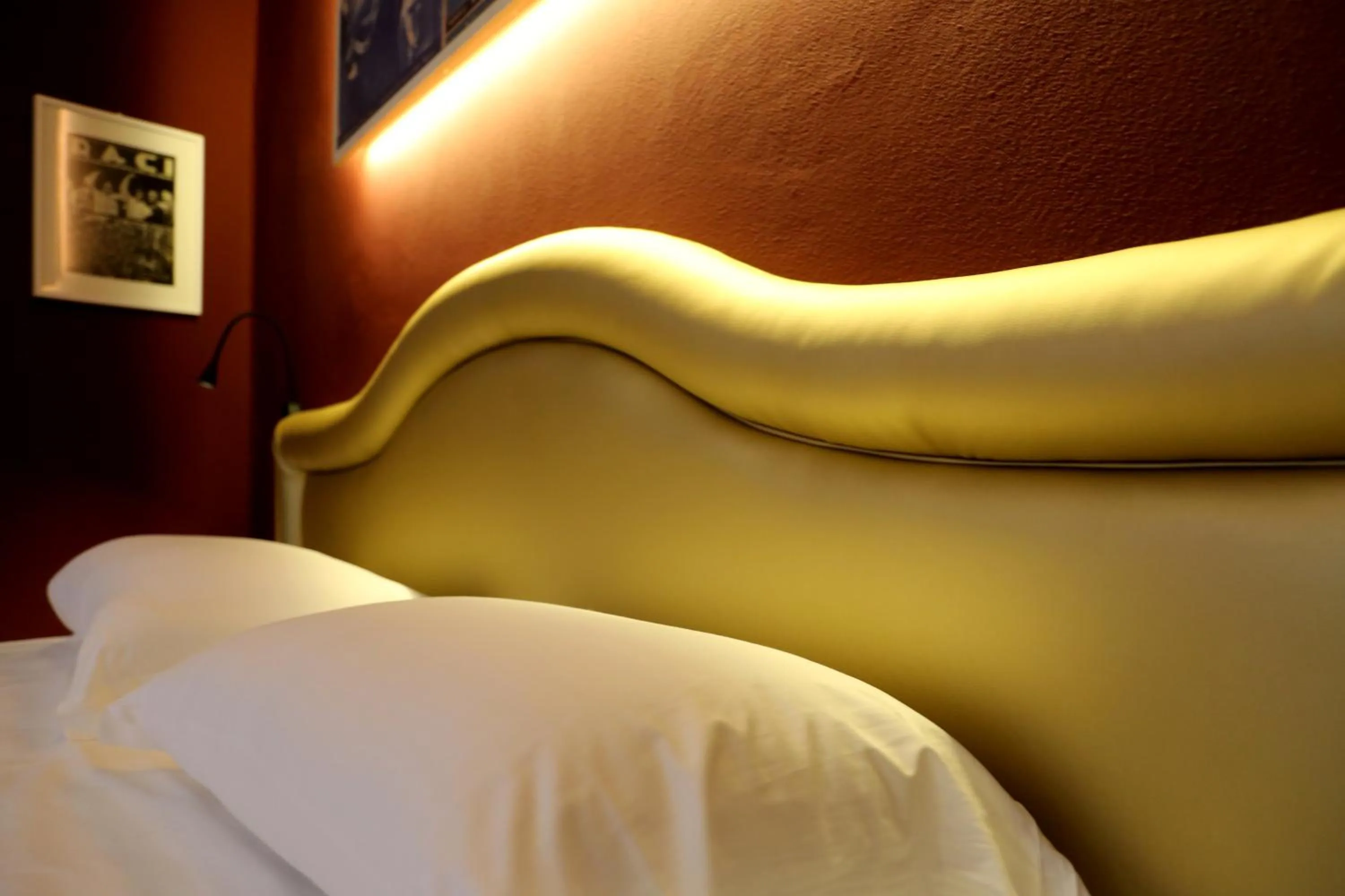 Bed in OFFICINA TESINI Guest Rooms Verona
