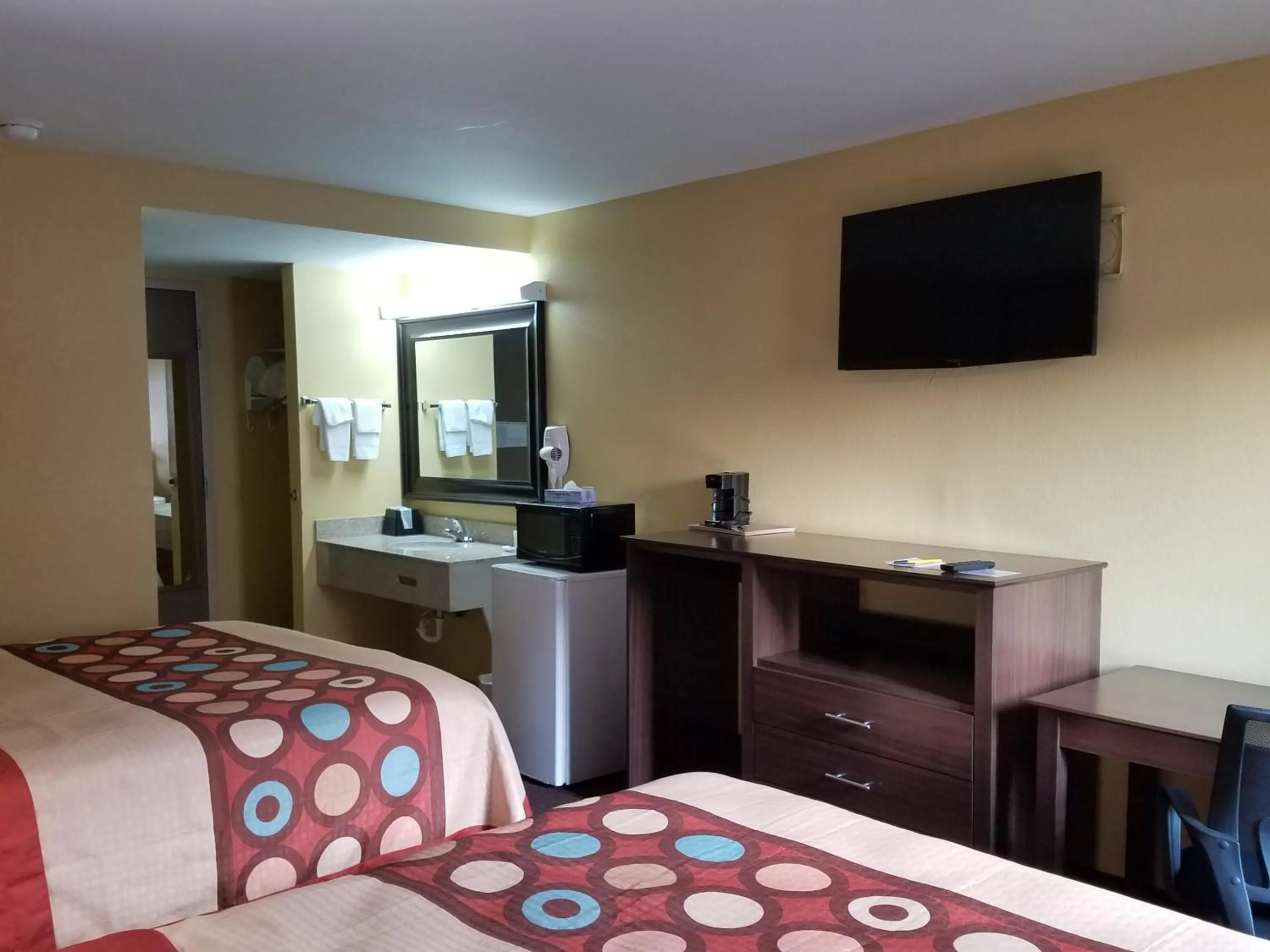 Photo of the whole room, Bed in Super 8 by Wyndham Wichita Airport West Kellogg