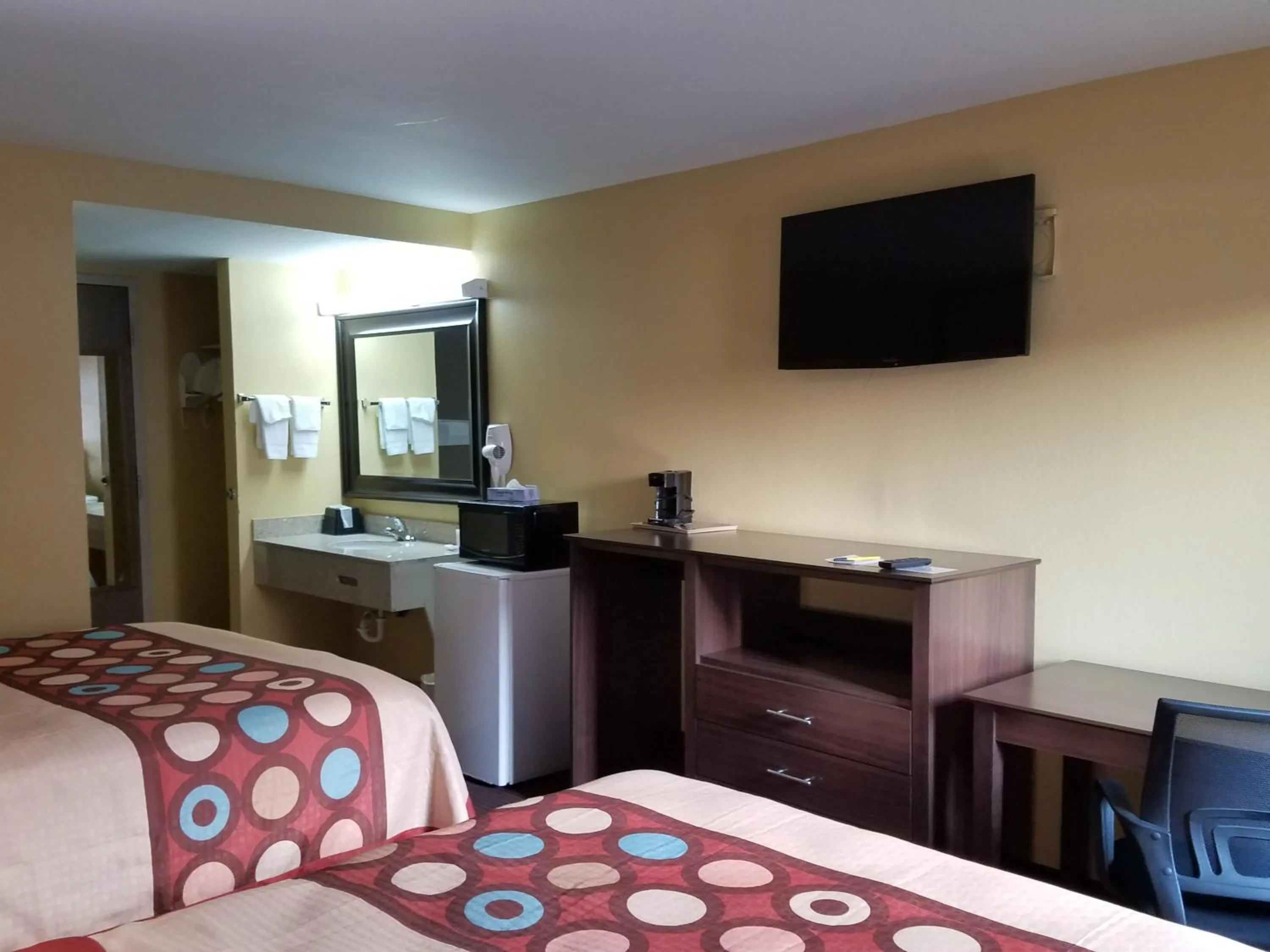 Food and drinks, Bed in Super 8 by Wyndham Wichita Airport West Kellogg