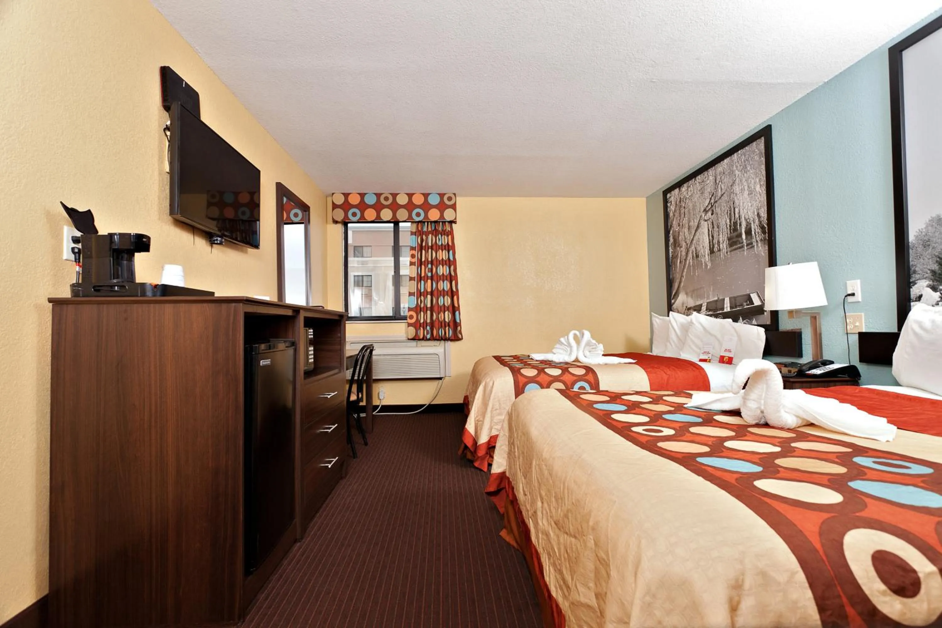 Photo of the whole room, Bed in Super 8 by Wyndham Wichita Airport West Kellogg