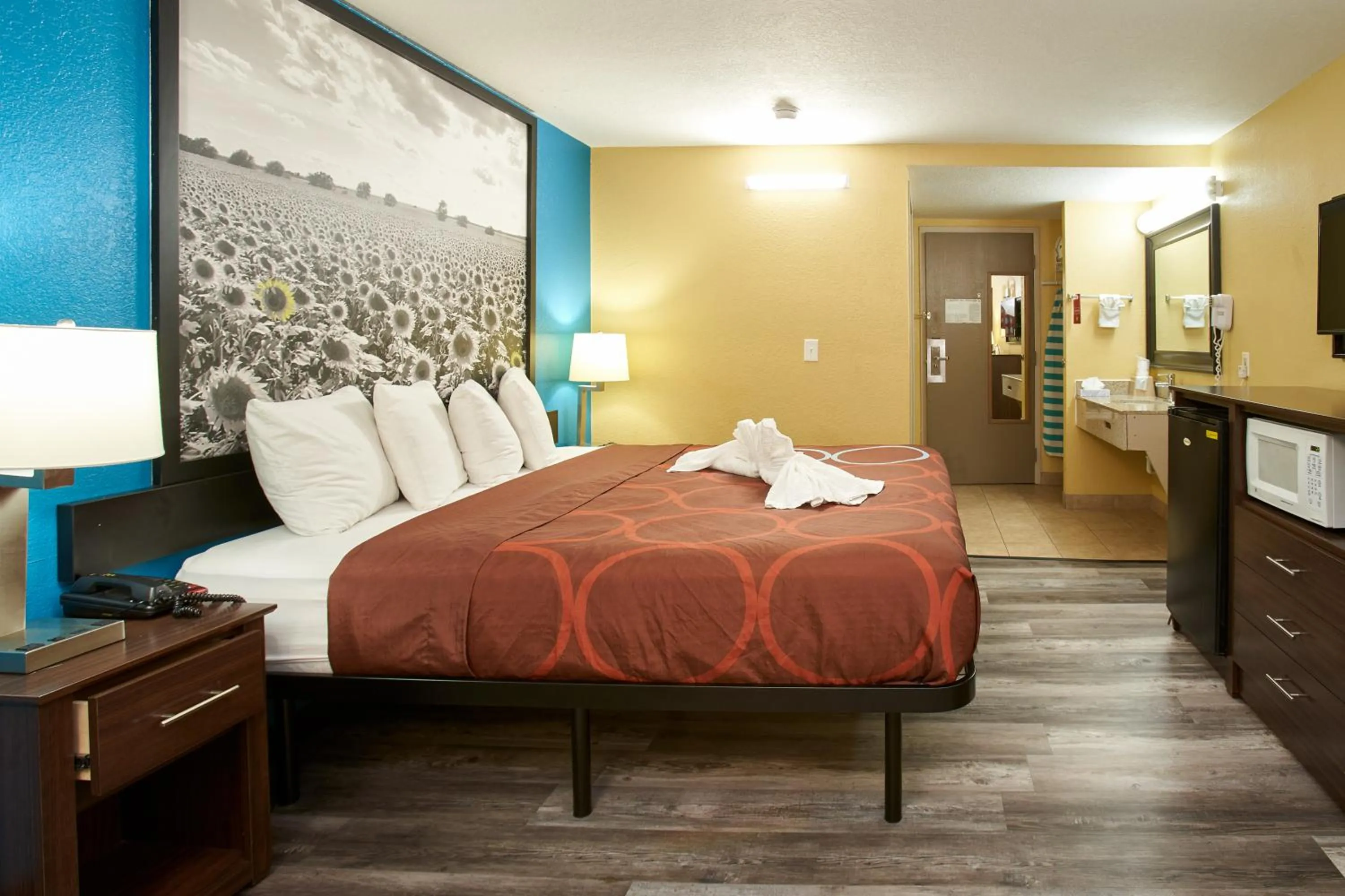 Photo of the whole room, Bed in Super 8 by Wyndham Wichita Airport West Kellogg