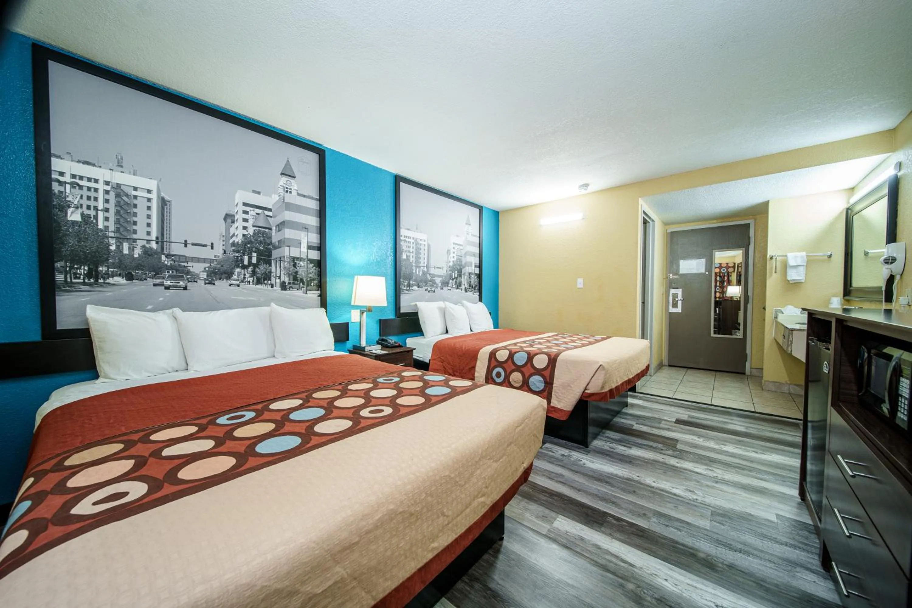 Bedroom, Bed in Super 8 by Wyndham Wichita Airport West Kellogg