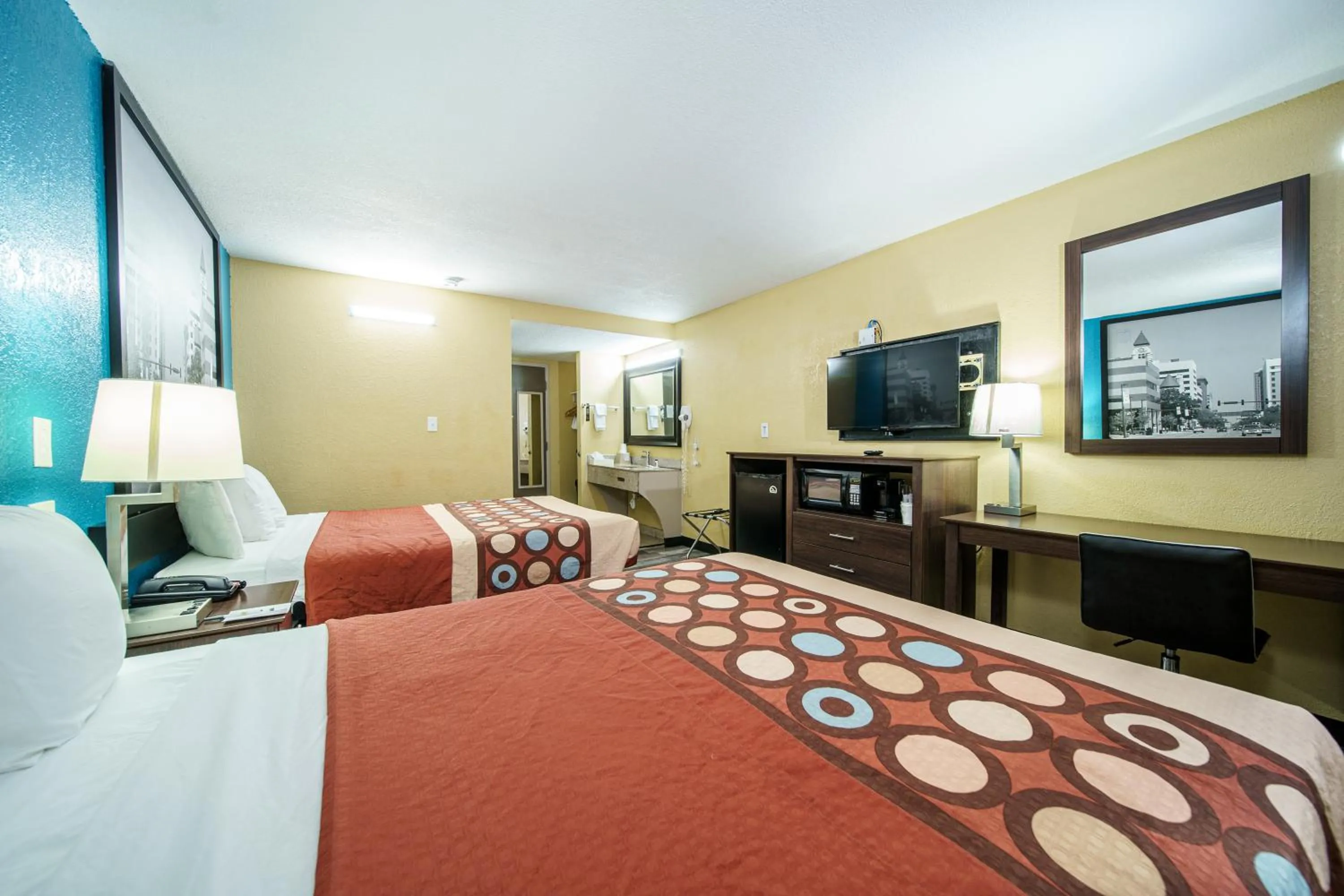 Bedroom, Bed in Super 8 by Wyndham Wichita Airport West Kellogg
