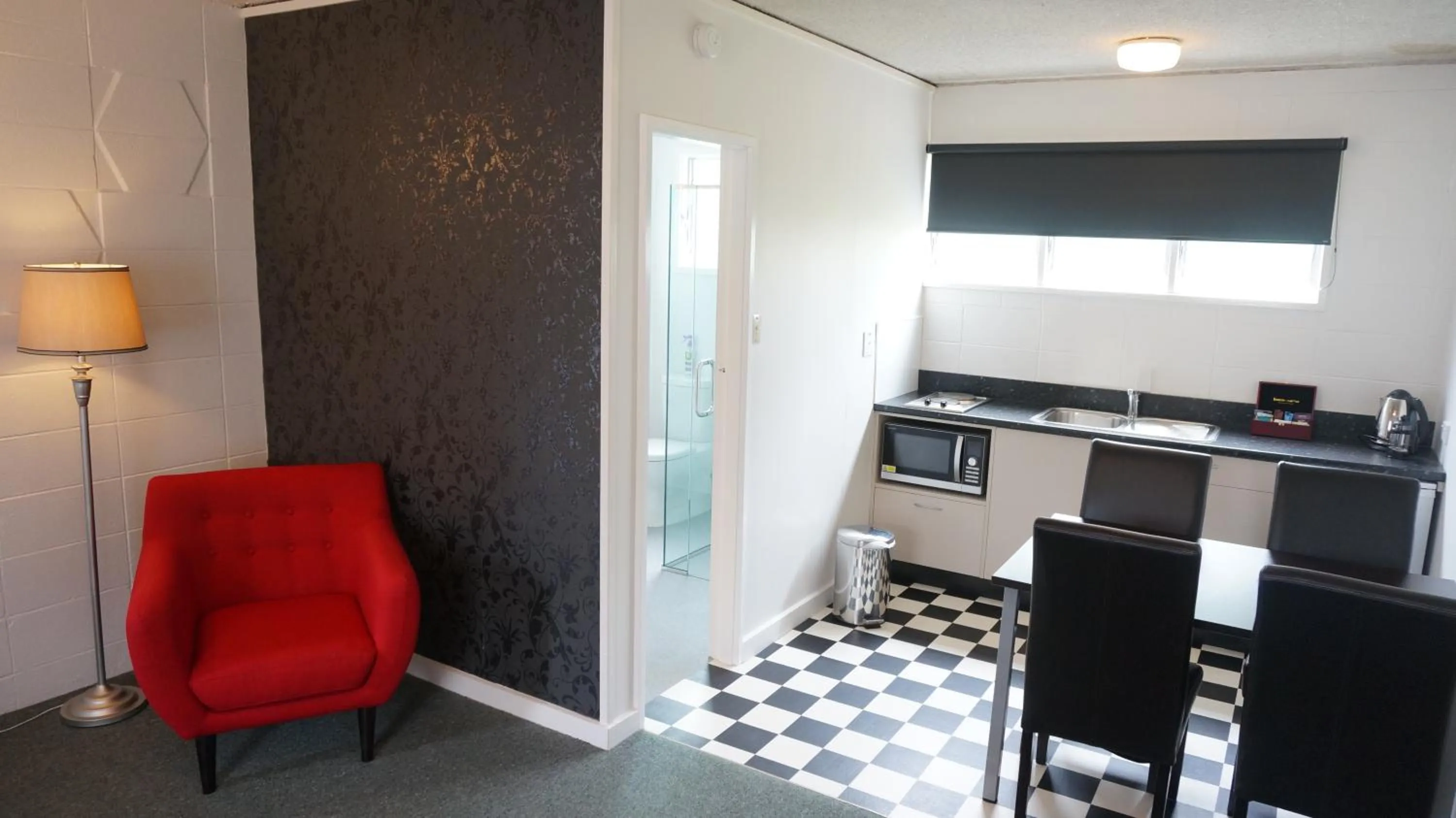 Kitchen or kitchenette in Forgotten World Motel