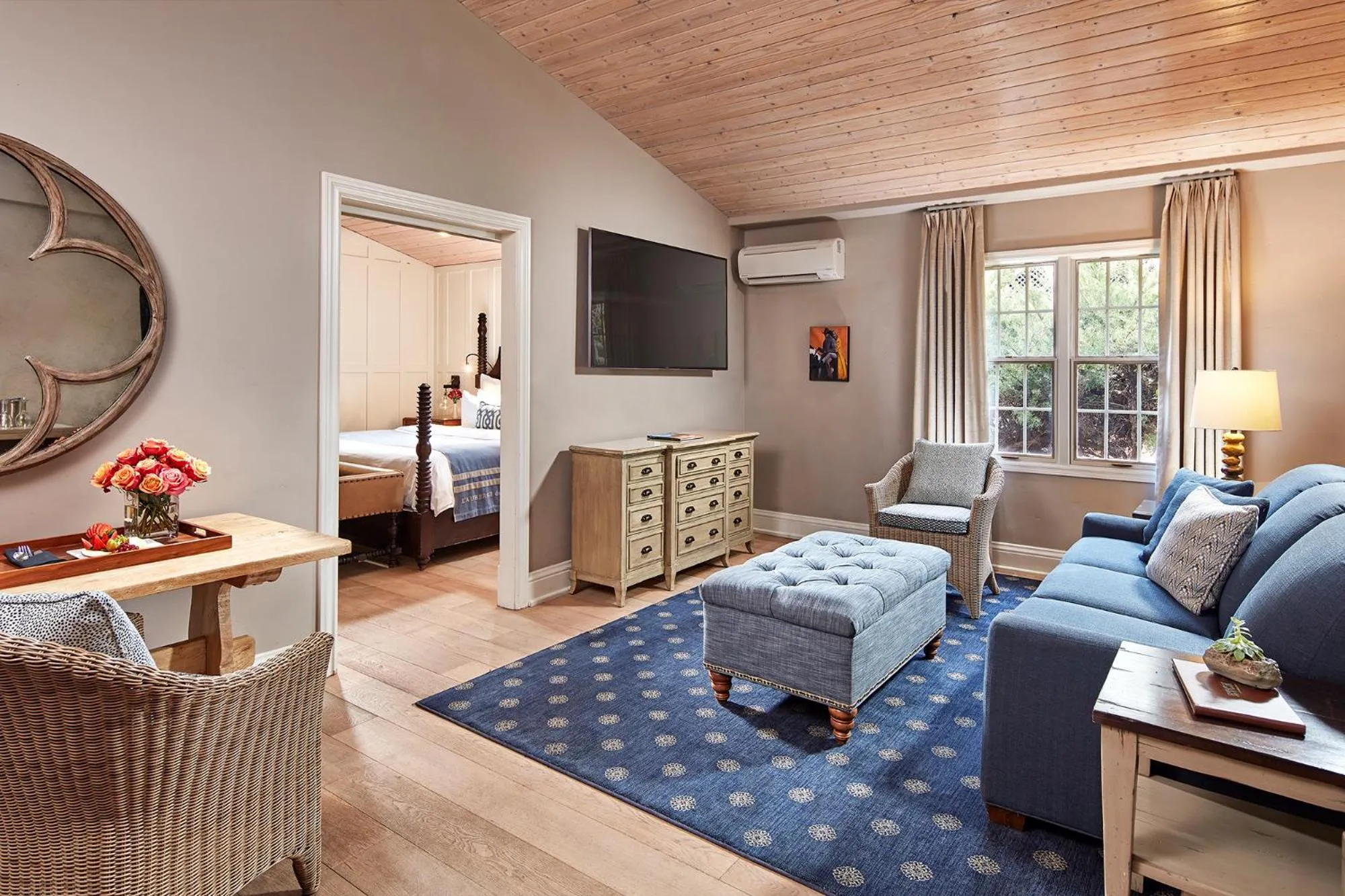 Living room, Bed in L'Auberge De Sedona