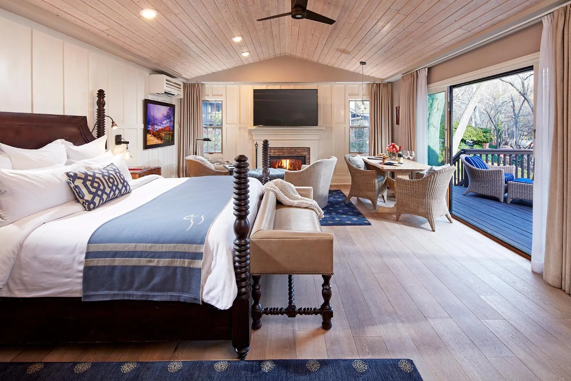 Photo of the whole room, Bed in L'Auberge De Sedona