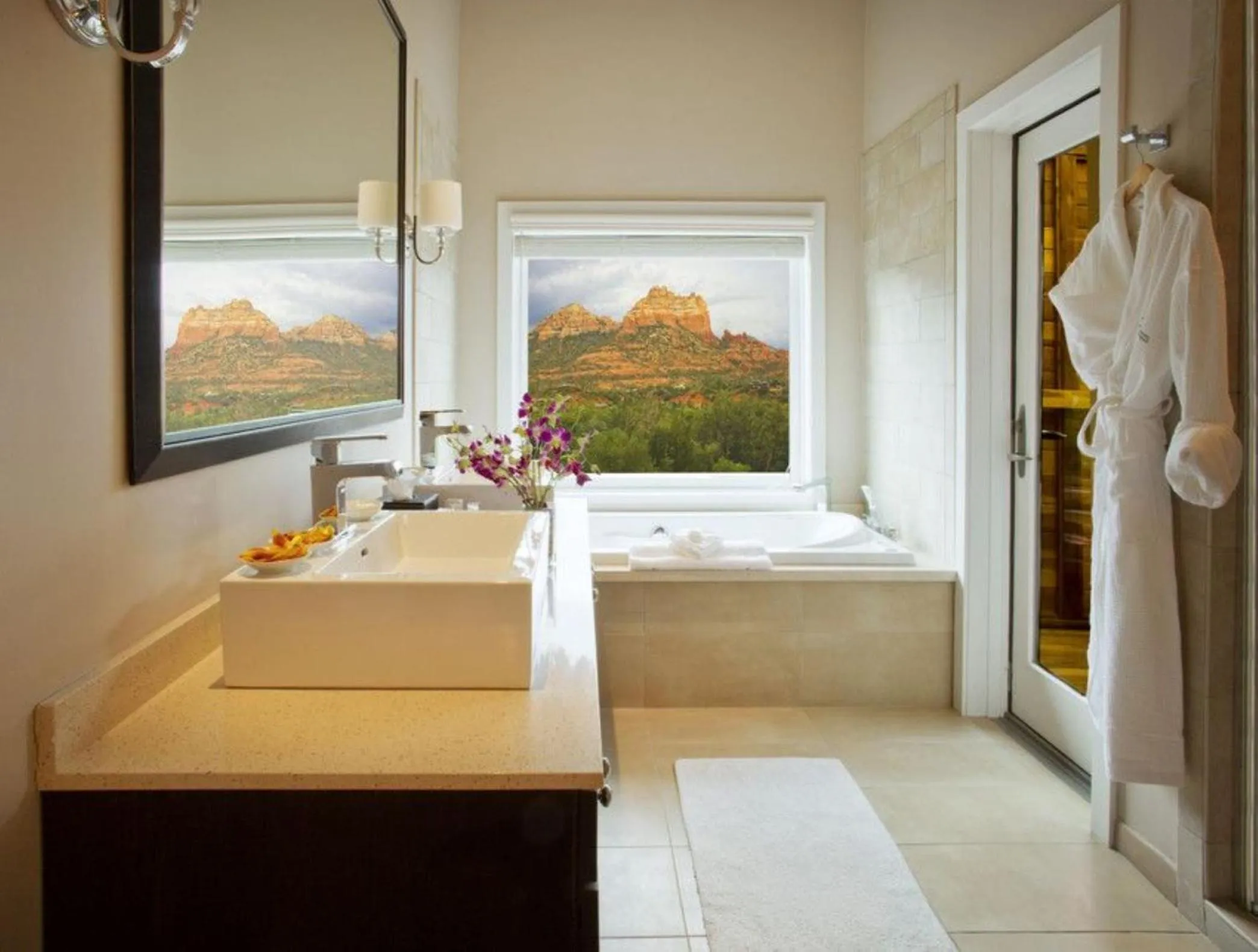 Bathroom, Bed in L'Auberge De Sedona