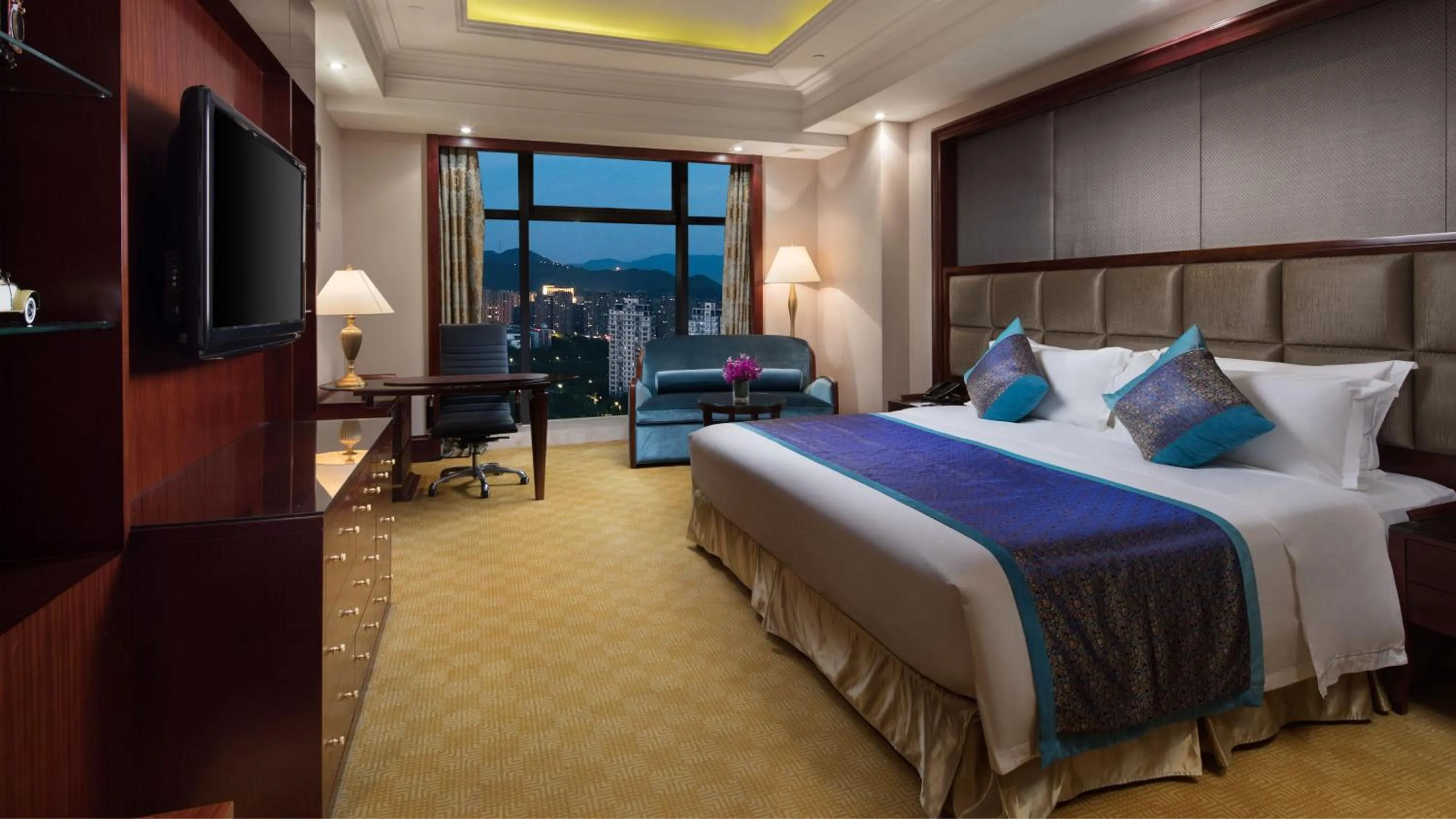 Photo of the whole room, Bed in Crowne Plaza Deqing Moganshan by IHG