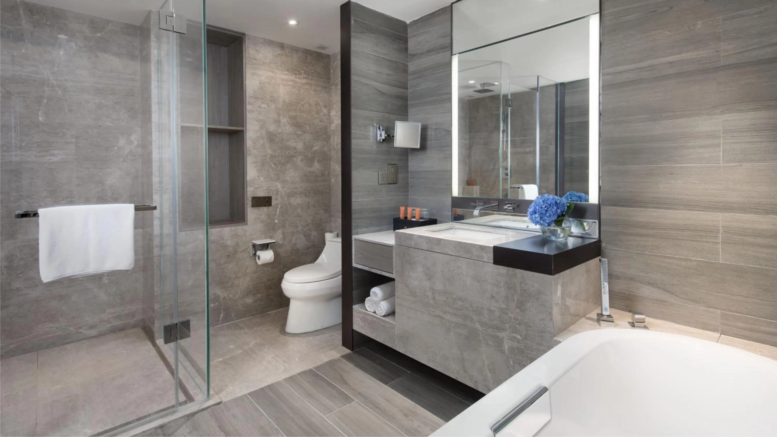 Photo of the whole room in Crowne Plaza Deqing Moganshan by IHG