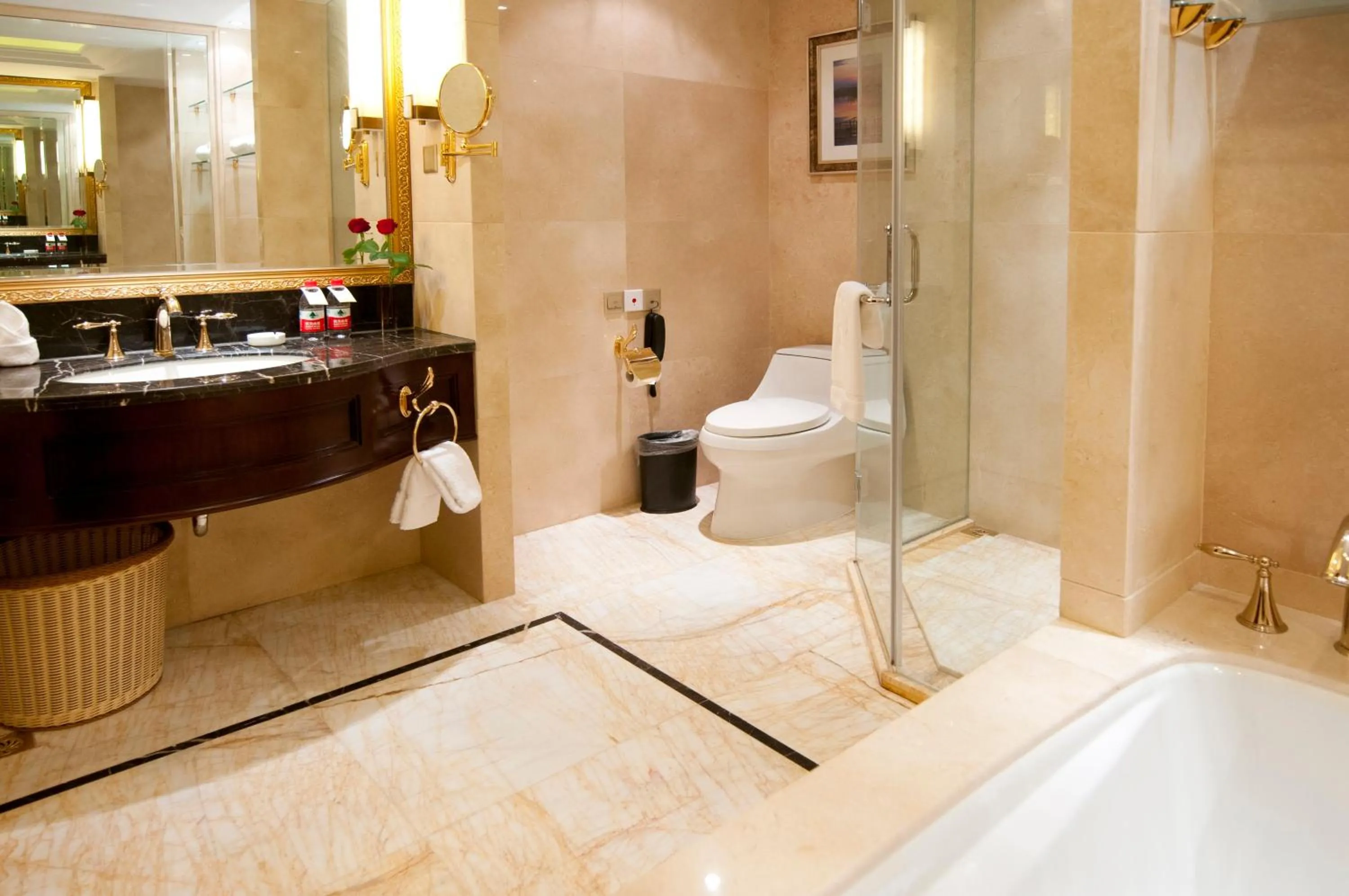 Bedroom in Crowne Plaza Deqing Moganshan by IHG