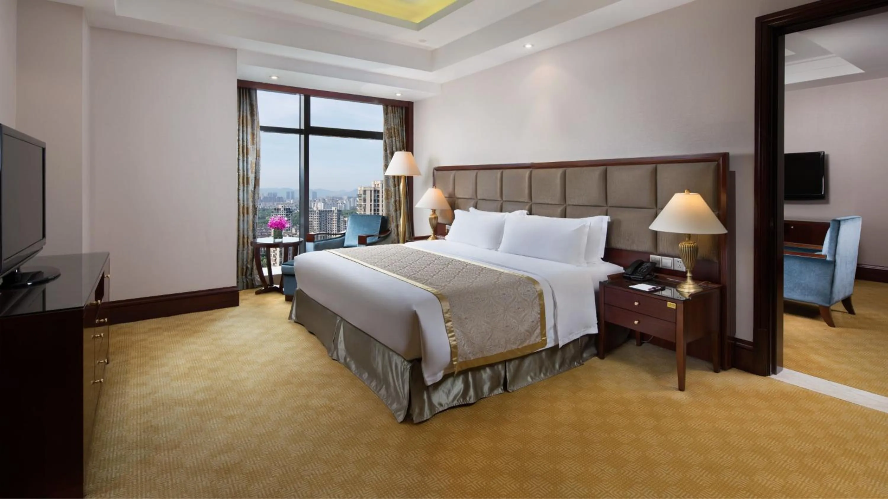 Photo of the whole room, Bed in Crowne Plaza Deqing Moganshan by IHG
