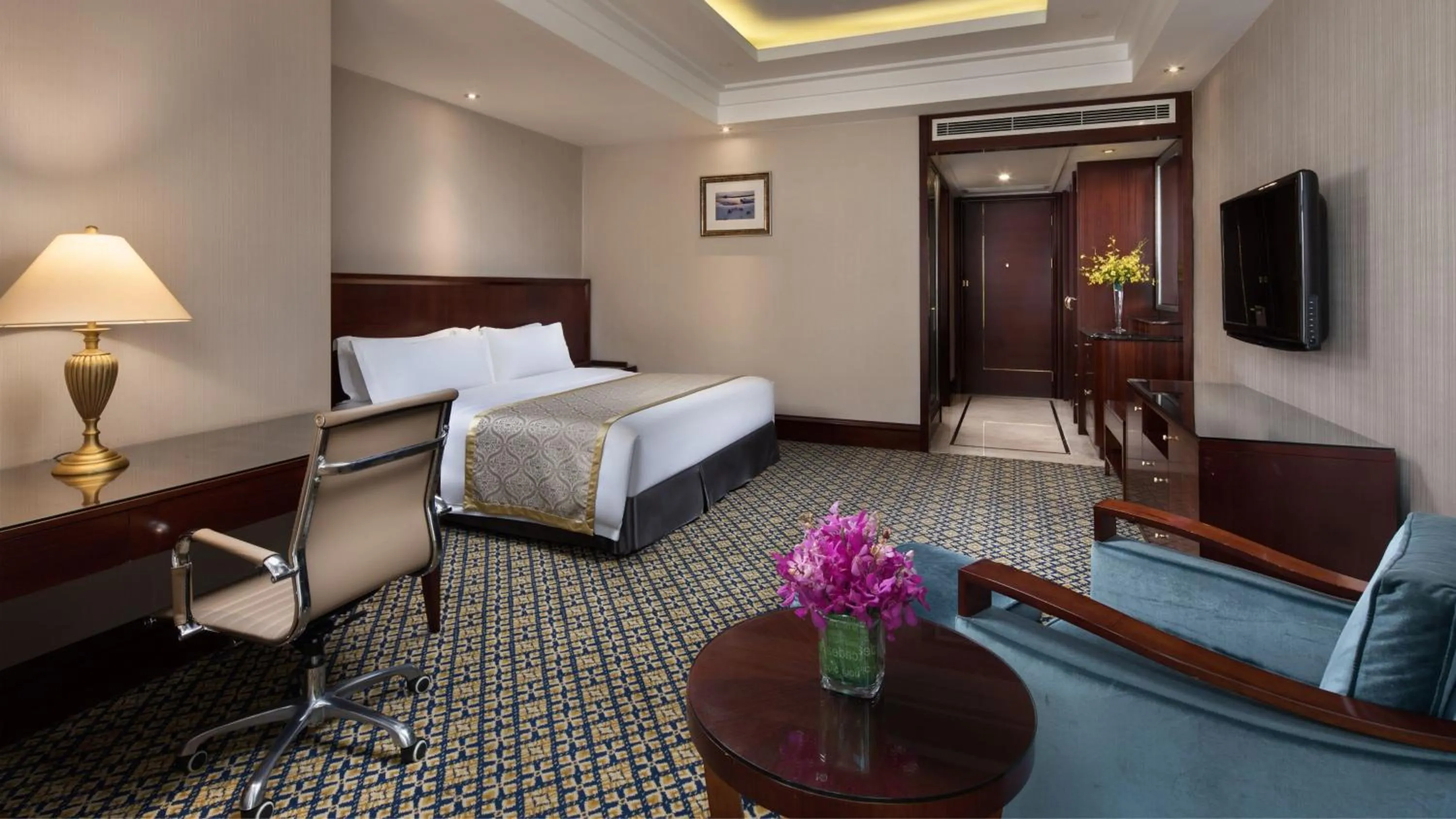 Photo of the whole room, Bed in Crowne Plaza Deqing Moganshan by IHG
