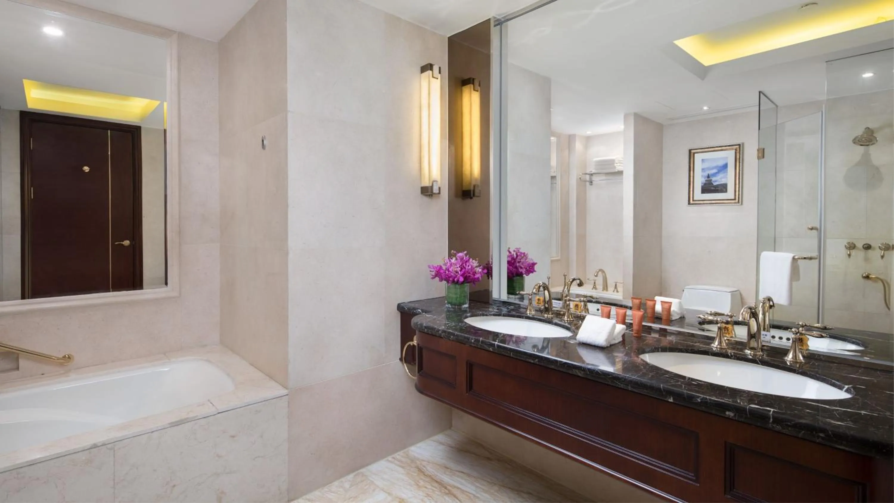 Photo of the whole room in Crowne Plaza Deqing Moganshan by IHG