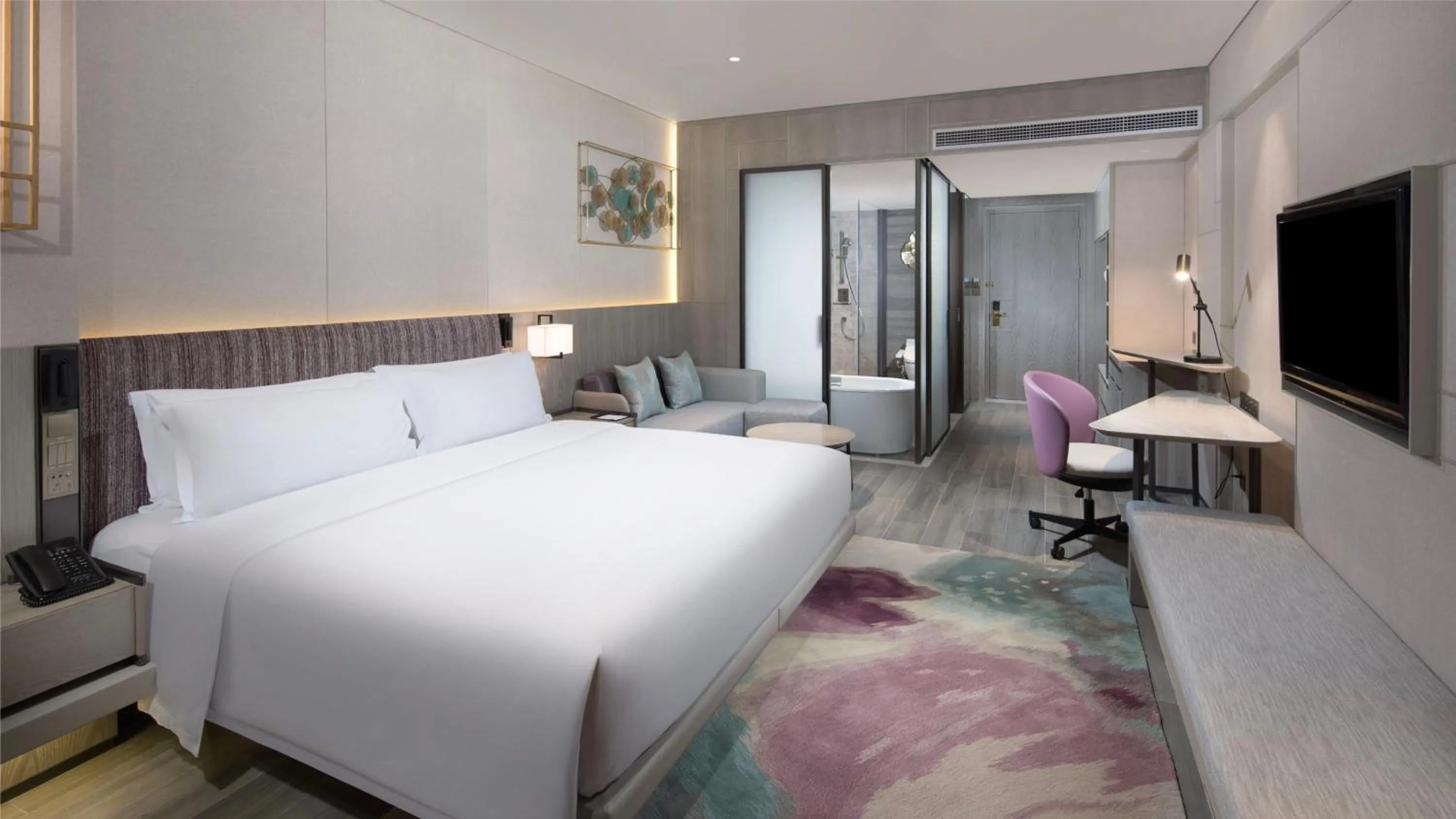 Photo of the whole room, Bed in Crowne Plaza Deqing Moganshan by IHG